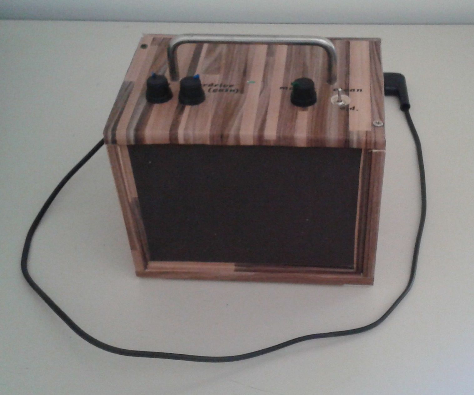 10 WATT PORTABLE GUITAR AMP WITH DISTORTION
