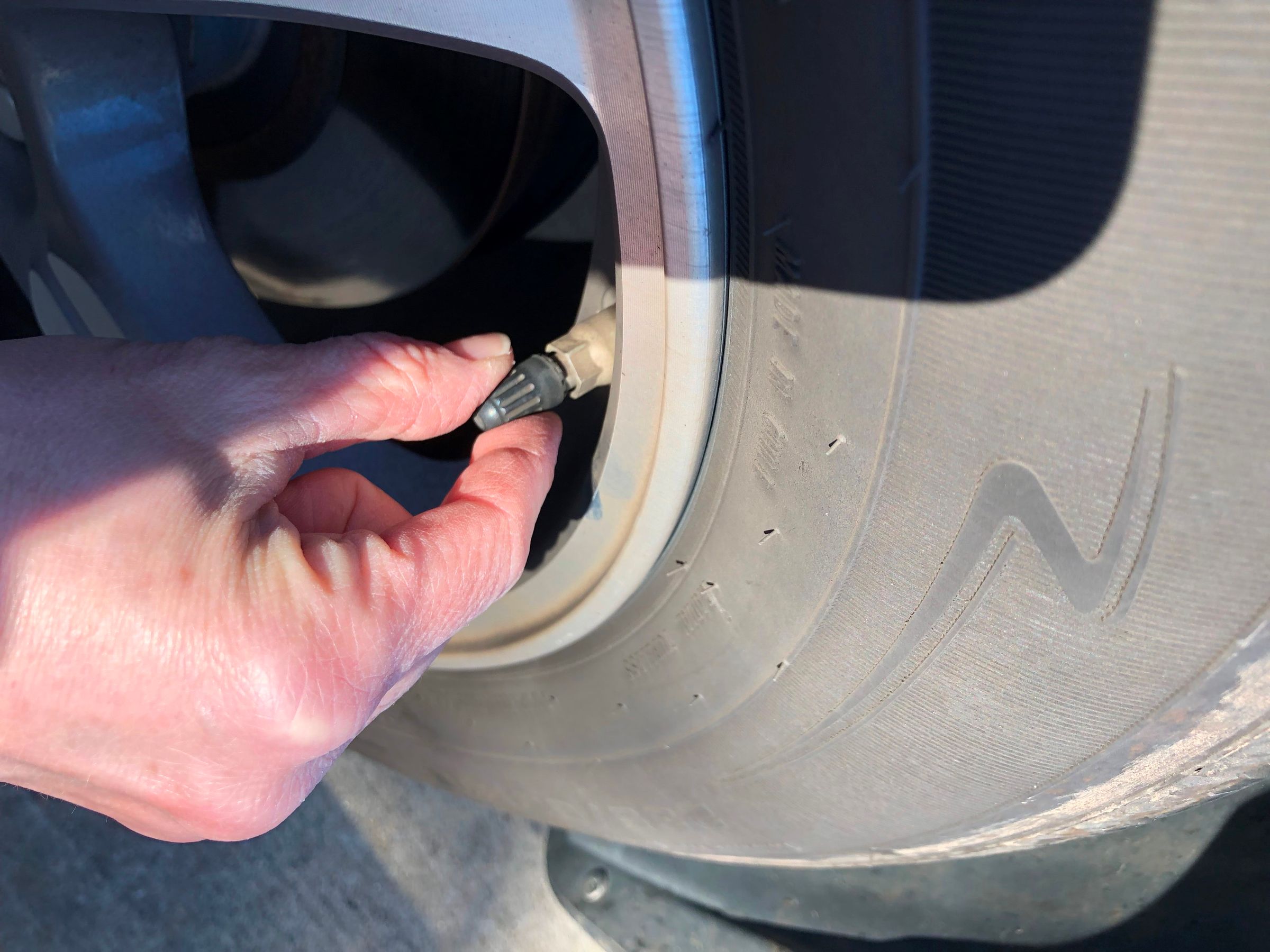 HOW TO AIR UP CAR TIRES 8 Steps Instructables