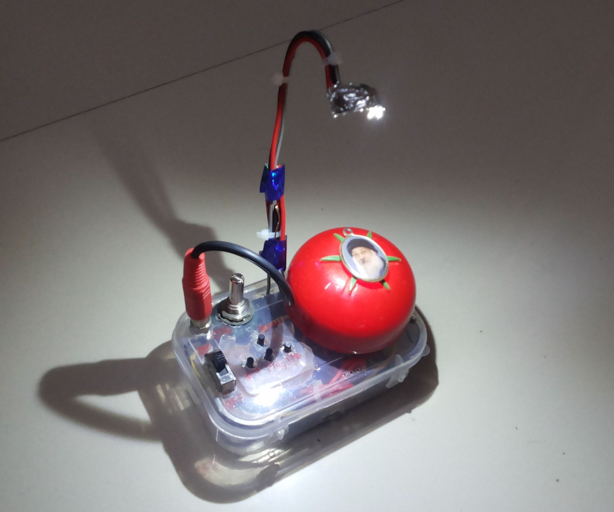 DIY guide for Make a Super Music system from a Old dead I Pod (with table lamp) with step-by-step instructions
