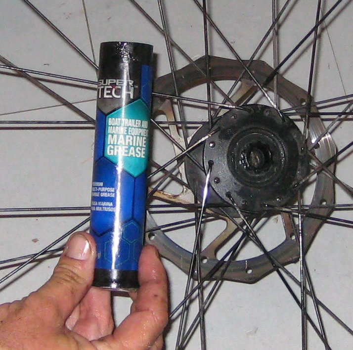 Wd 40 bike. Чем смазывать горный велосипед. Силиконовая смазка для вилки велосипеда. Автоматическая смазка цепи велосипеда. Вилка с амортизатором для велосипеда.