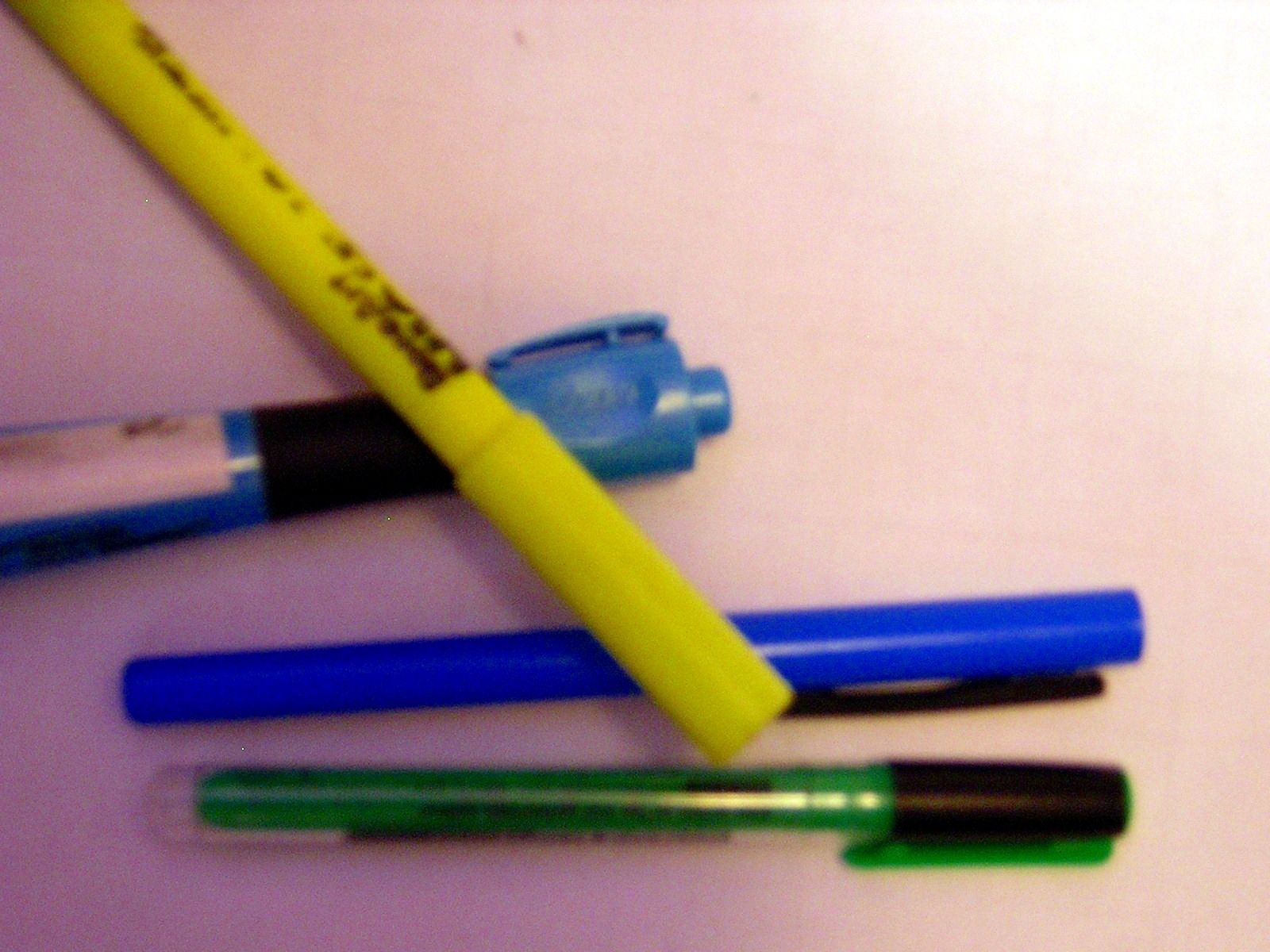 Create Homemade Fluorescent Black Light/UV Displays 5 Steps
