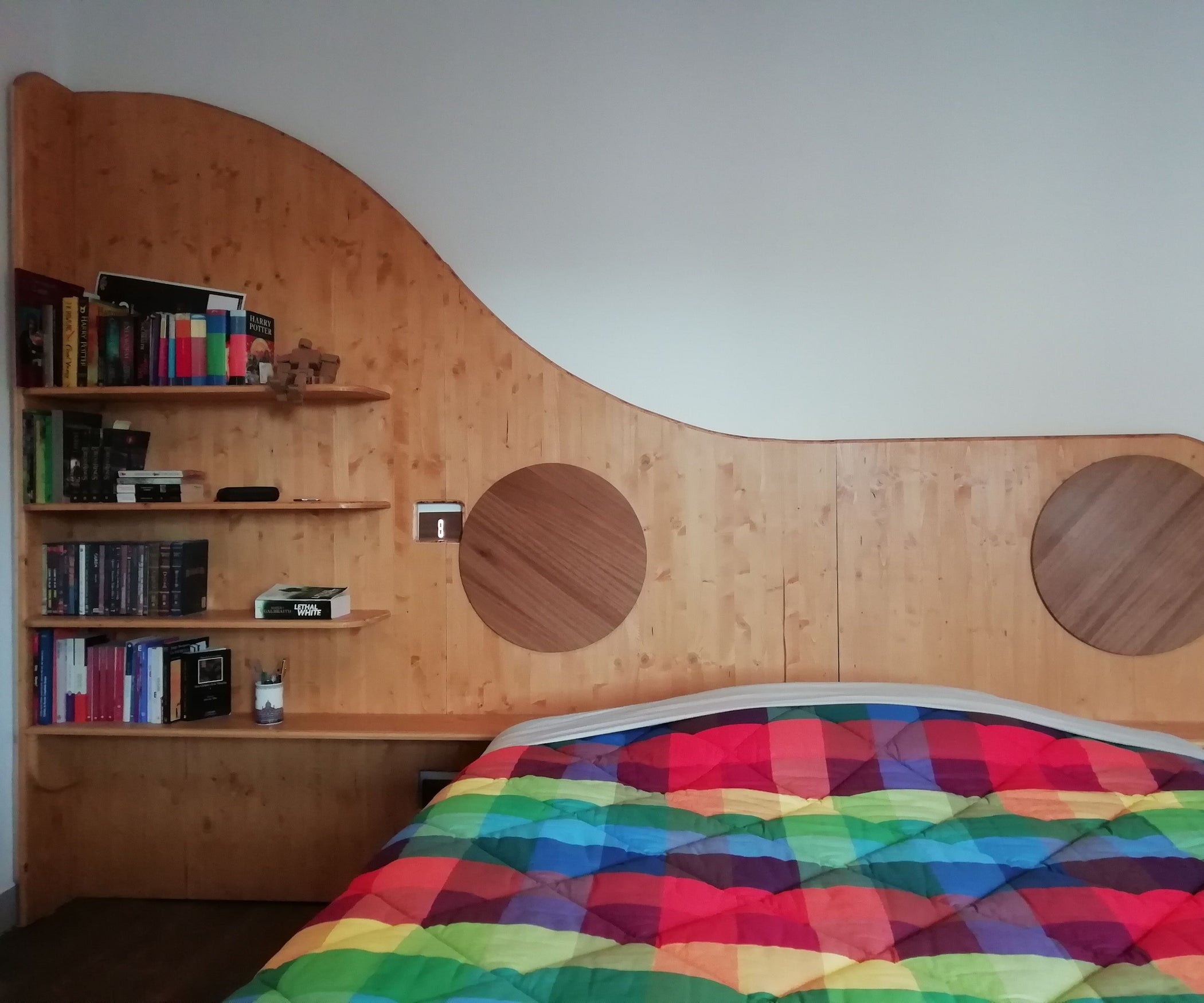 Waveshaped Headboard With Bookcase 5 Steps (with Pictures