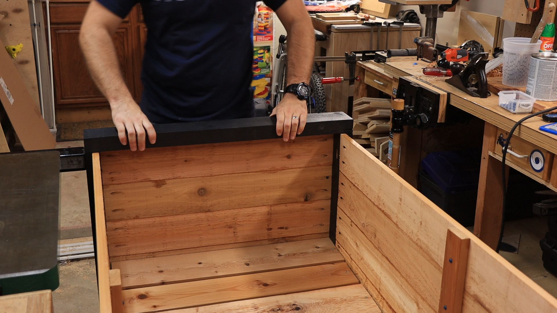 Befestigen Sie die oberen Stangen!