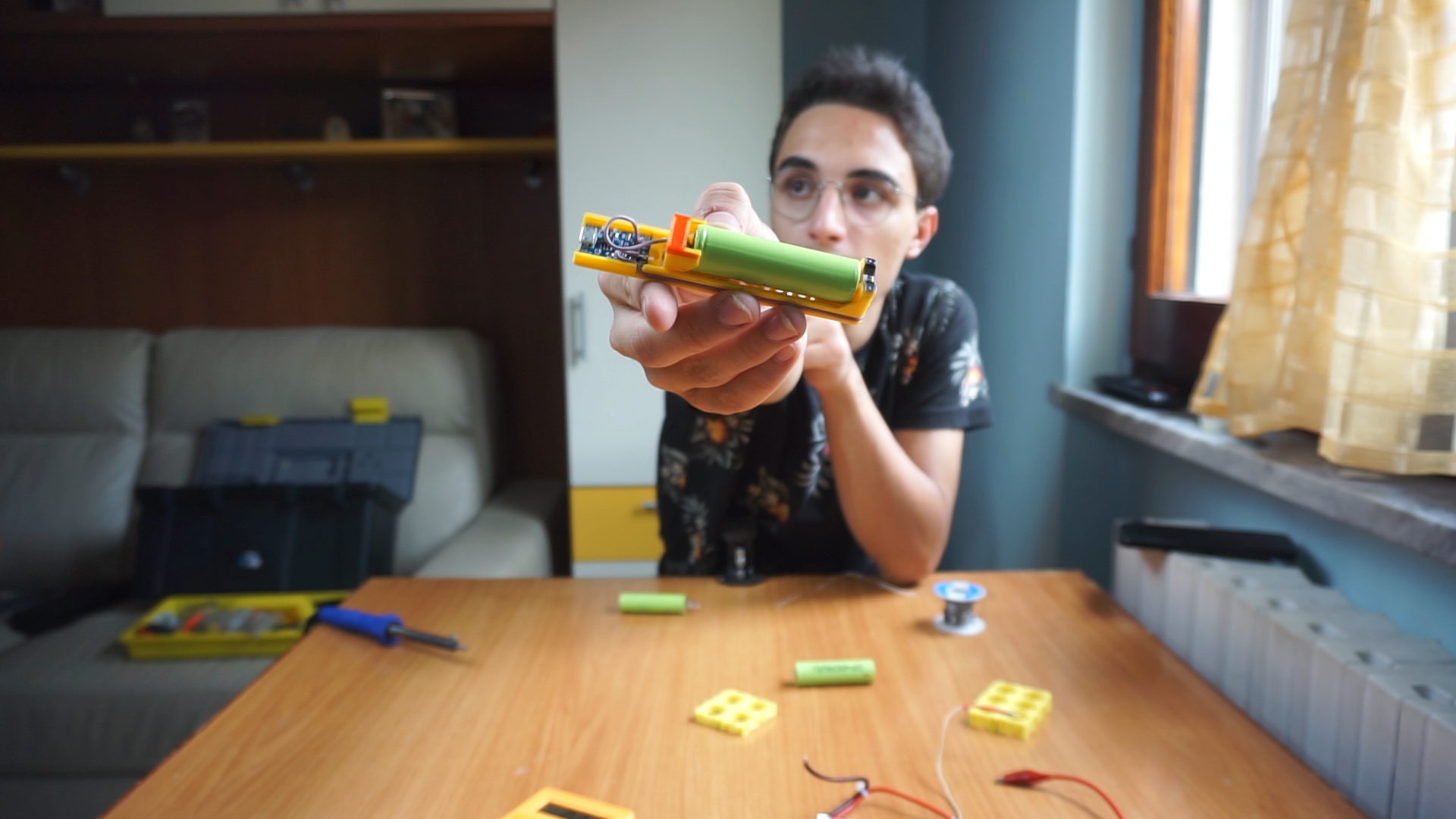DIY UPS (Emergency Battery) for Routers So It Won't Turn Off When the ...
