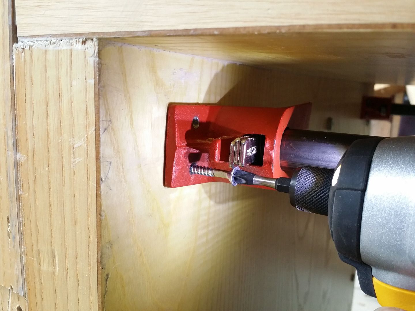 Moxon Vise From Pipe Clamps With Foot Pedal Release! 4 Steps