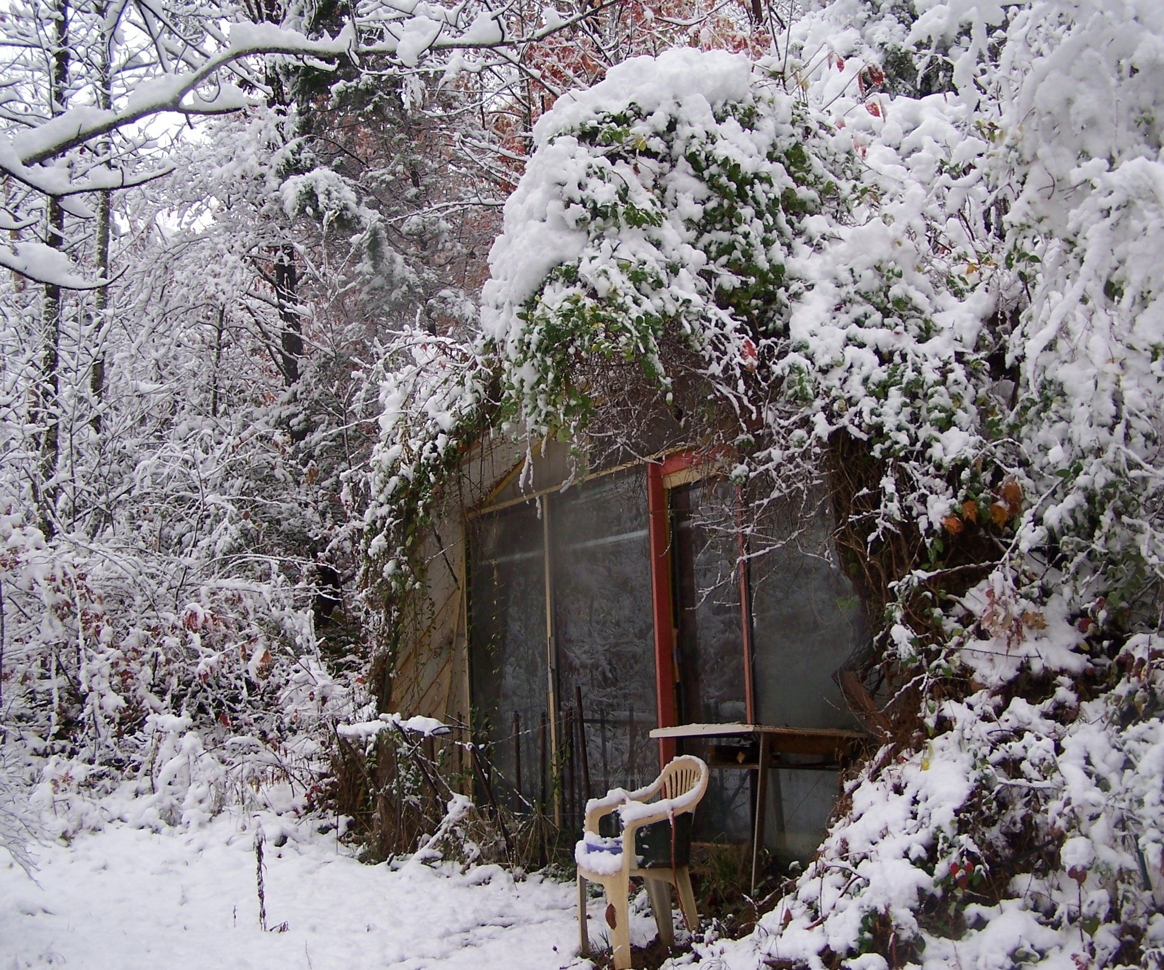 Tiny Underground Solar House 