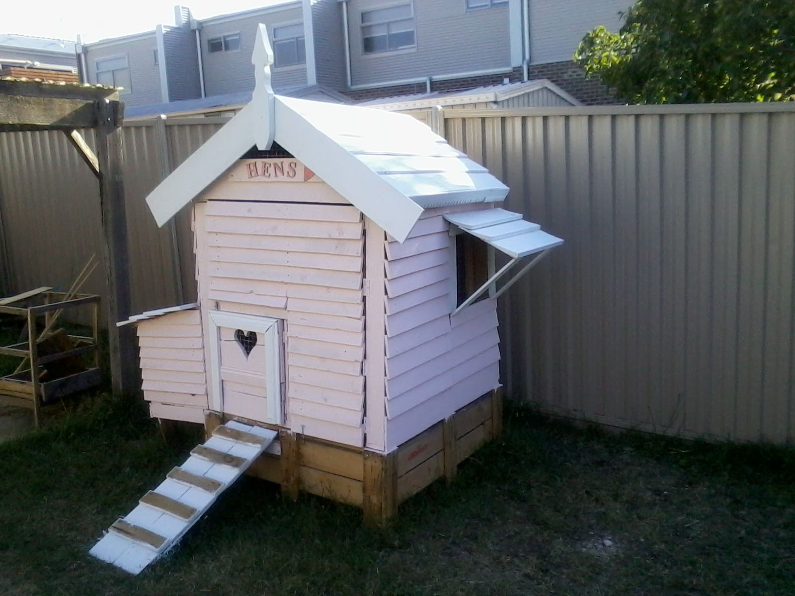 Pink Chicken Coop : 5 Steps - F357P99IOVP5TVY