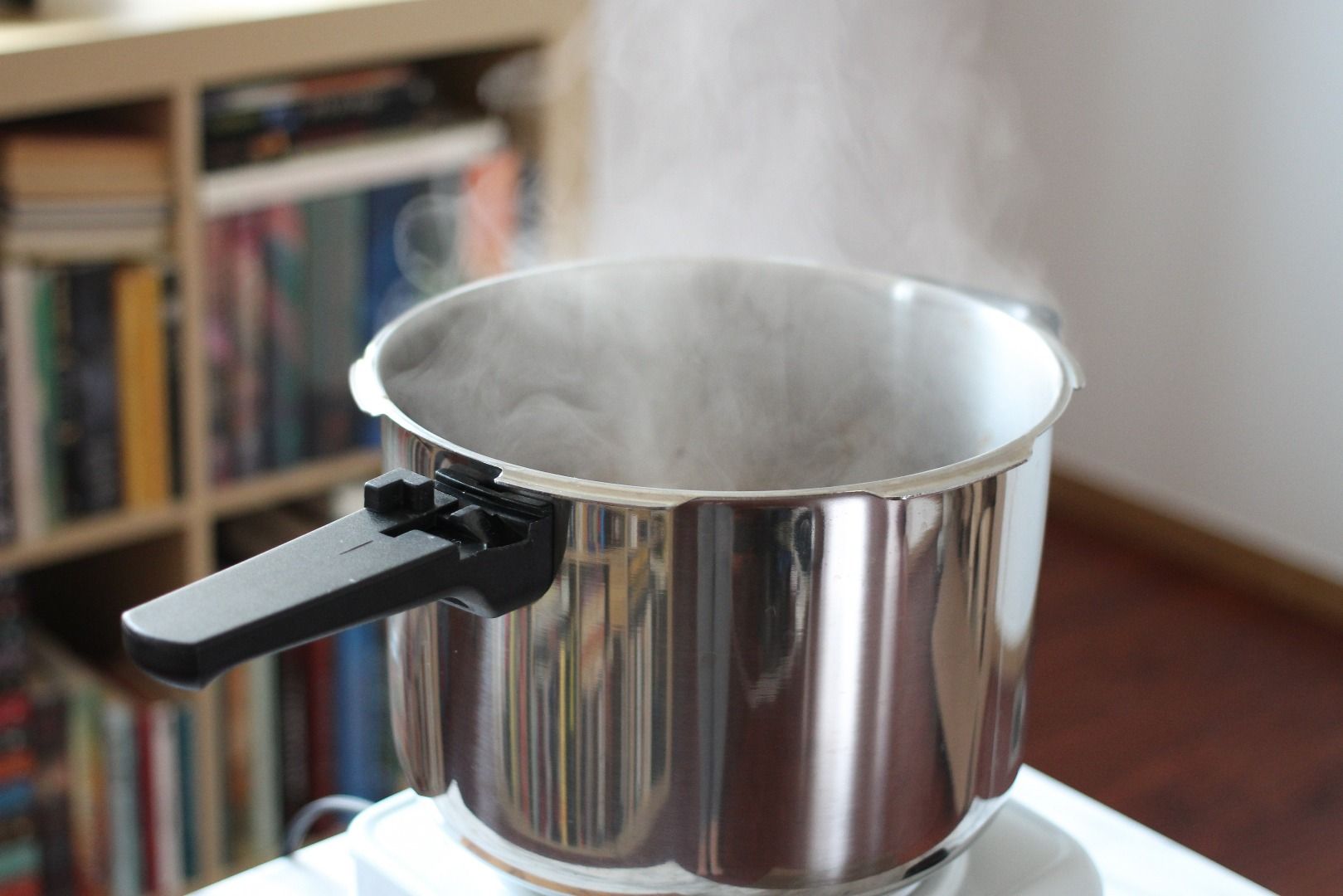 How to Use a Pressure Cooker (and Choose Which One to Buy) 10 Steps