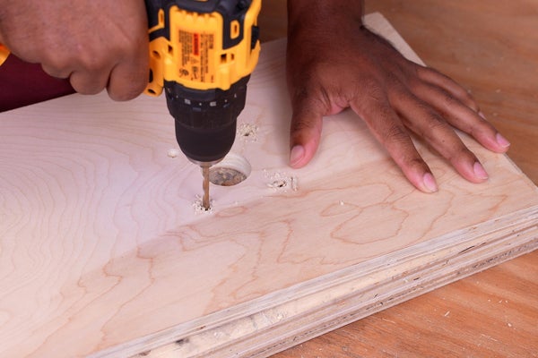 Transfira os furos da placa do roteador para a mesa do roteador