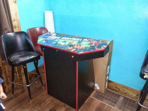 Instale la moldura en T en la base del gabinete