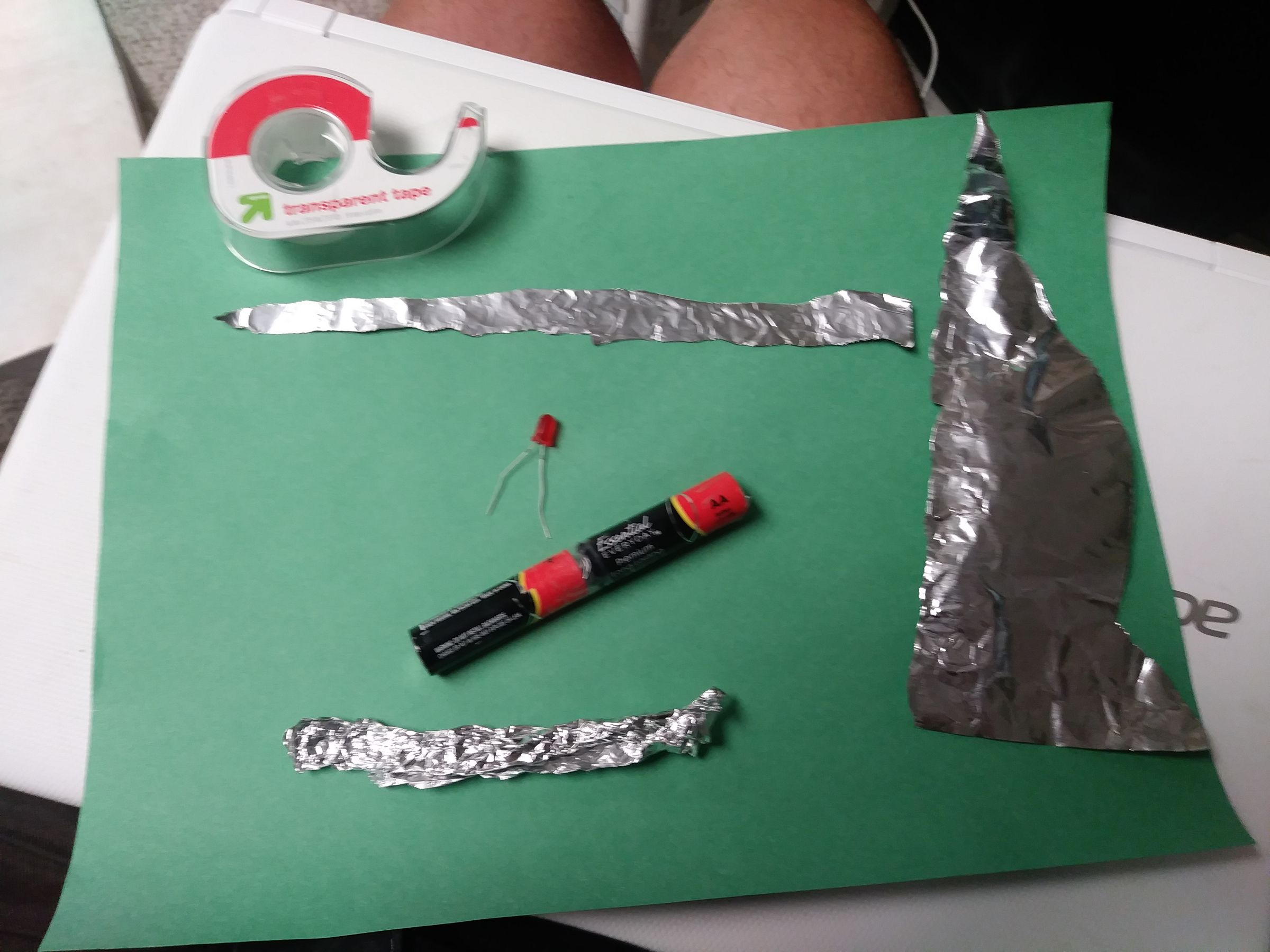 Simple Circuits With Tinfoil, an LED, Tape and Batteries 5 Steps