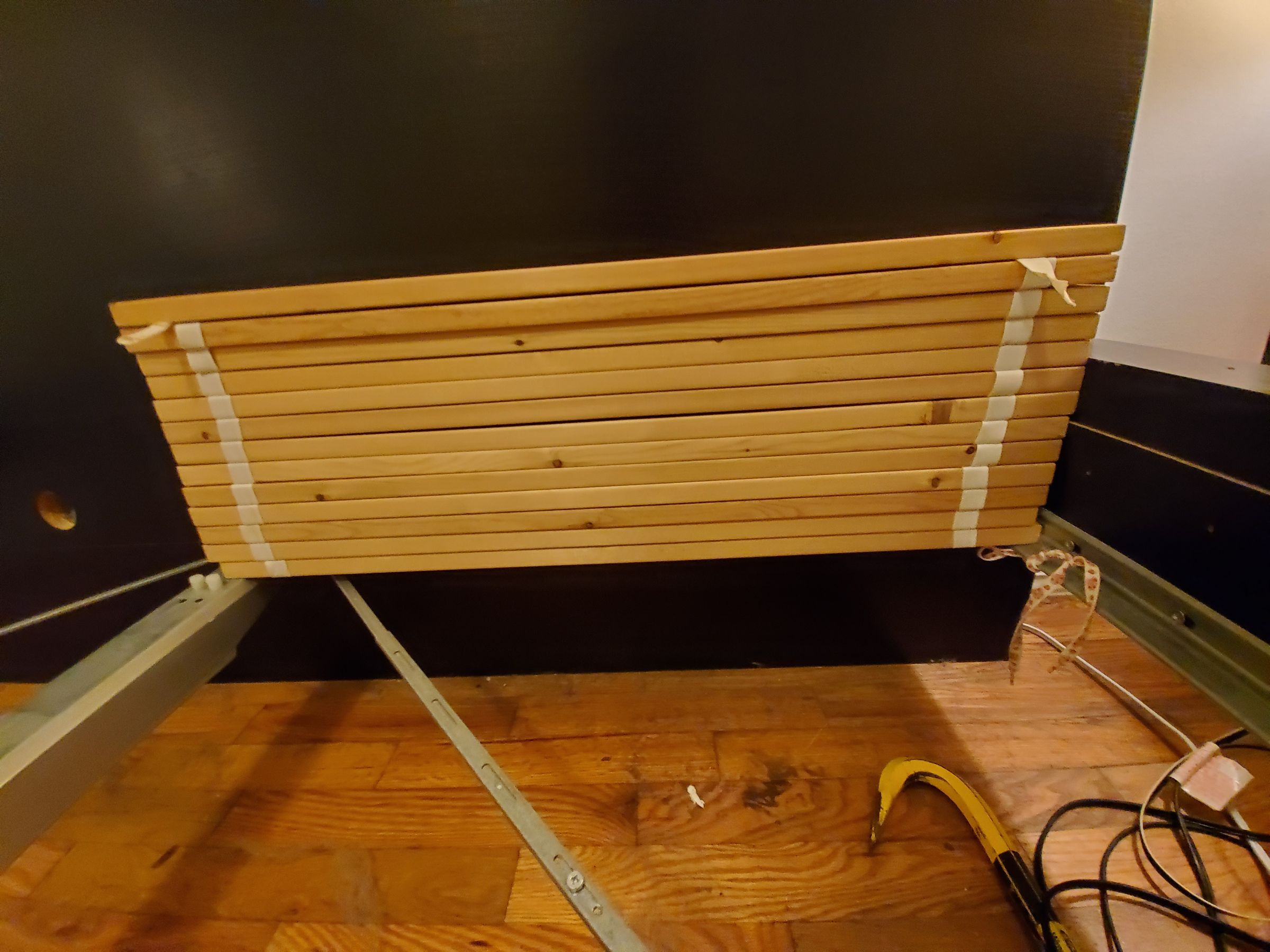 Move Your Bed Slats (The Easy Way) 4 Steps (with Pictures