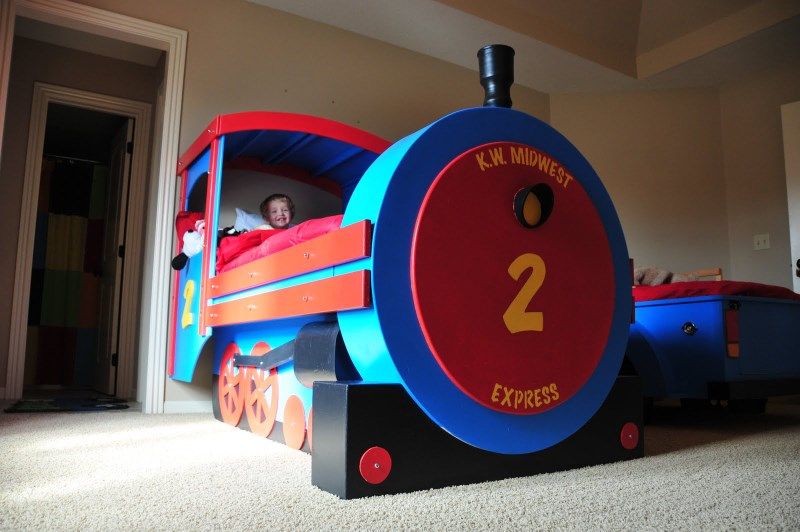 boys train bed