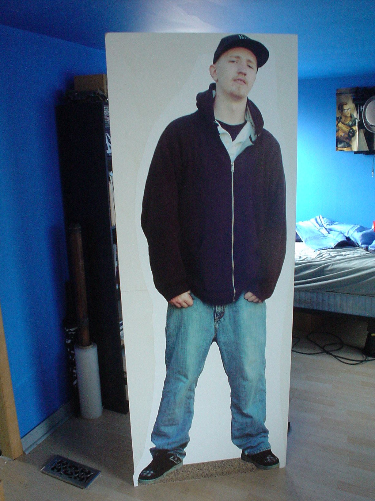 How to Make a Cardboard Stand Up of Someone! 7 Steps (with Pictures