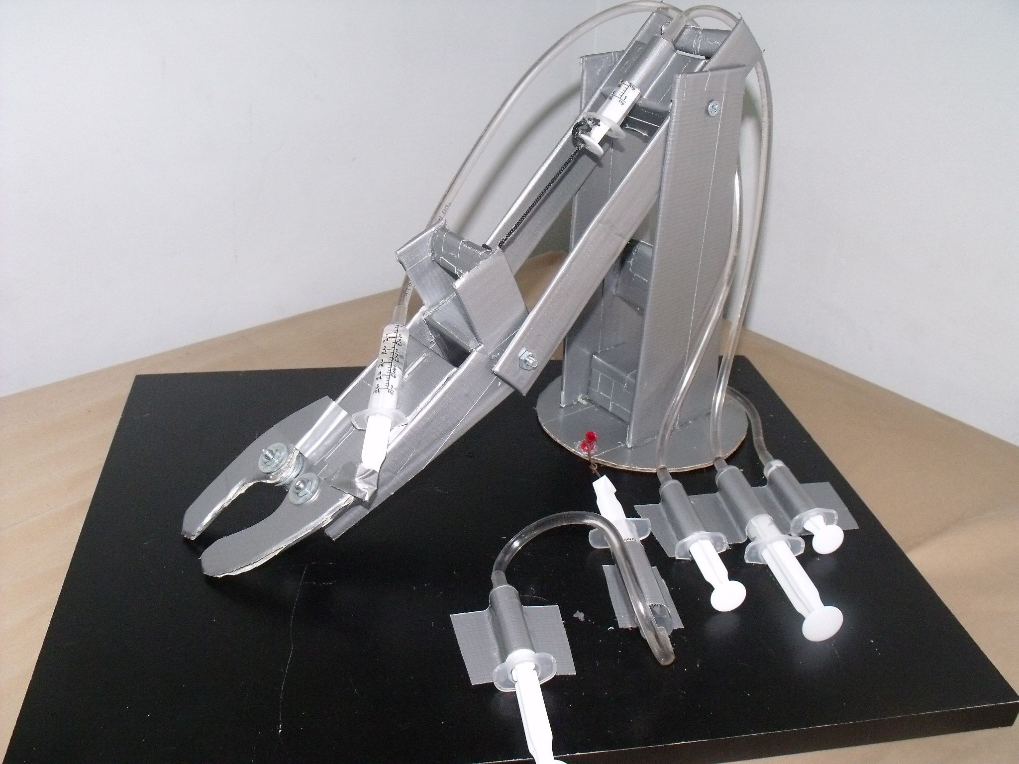 Hydraulic Robot Made of Cardboard and Scotch Duct Tape. 13 Steps