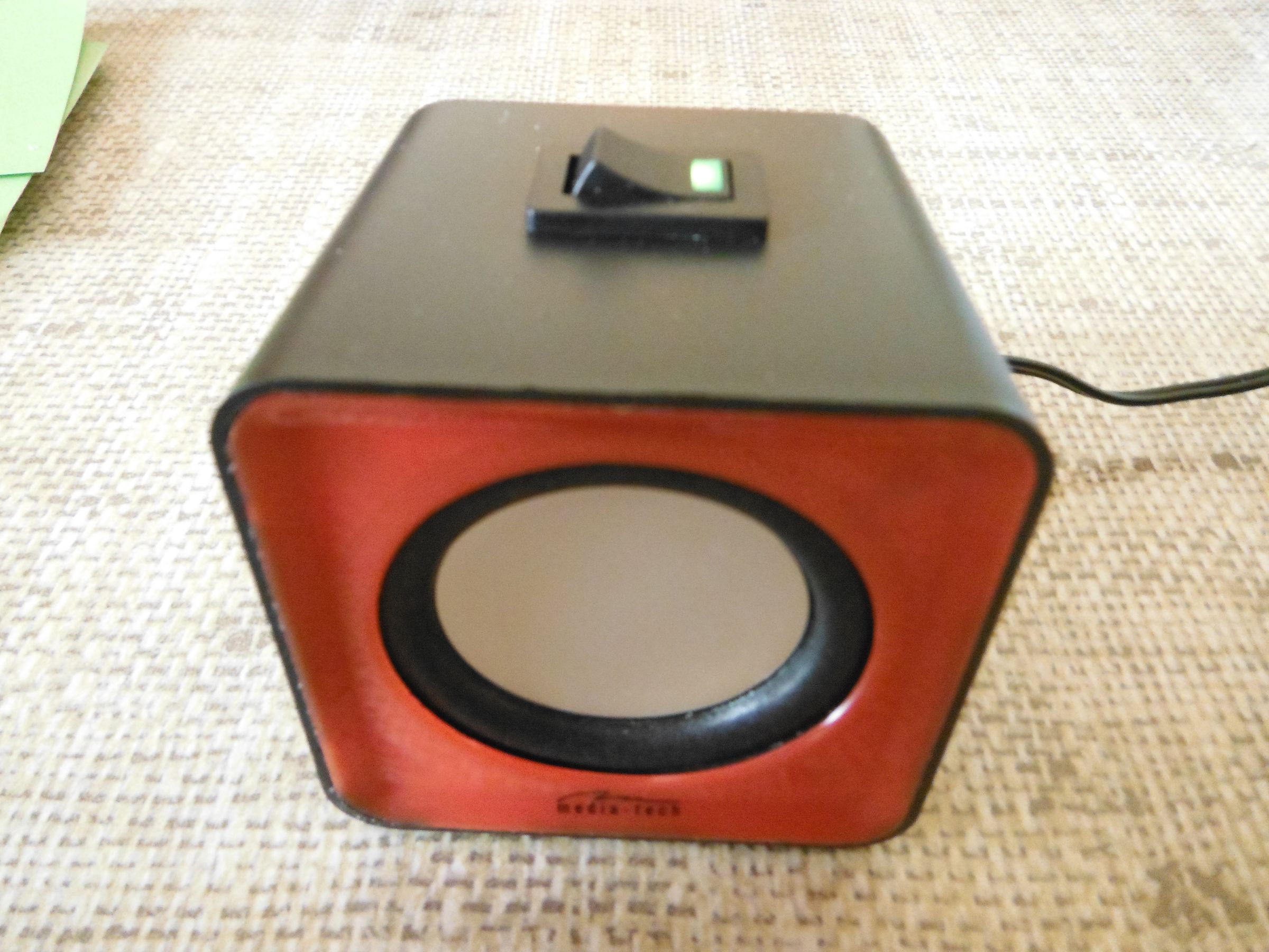 USB Speakers Into Portable Battery Powered Speakers! 6 Steps (with