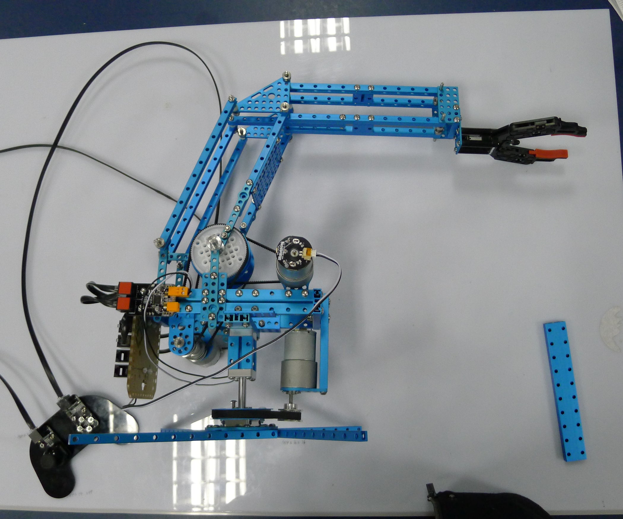 Building Robotic Arm With Makeblock Parts : 4 Steps - Instructables