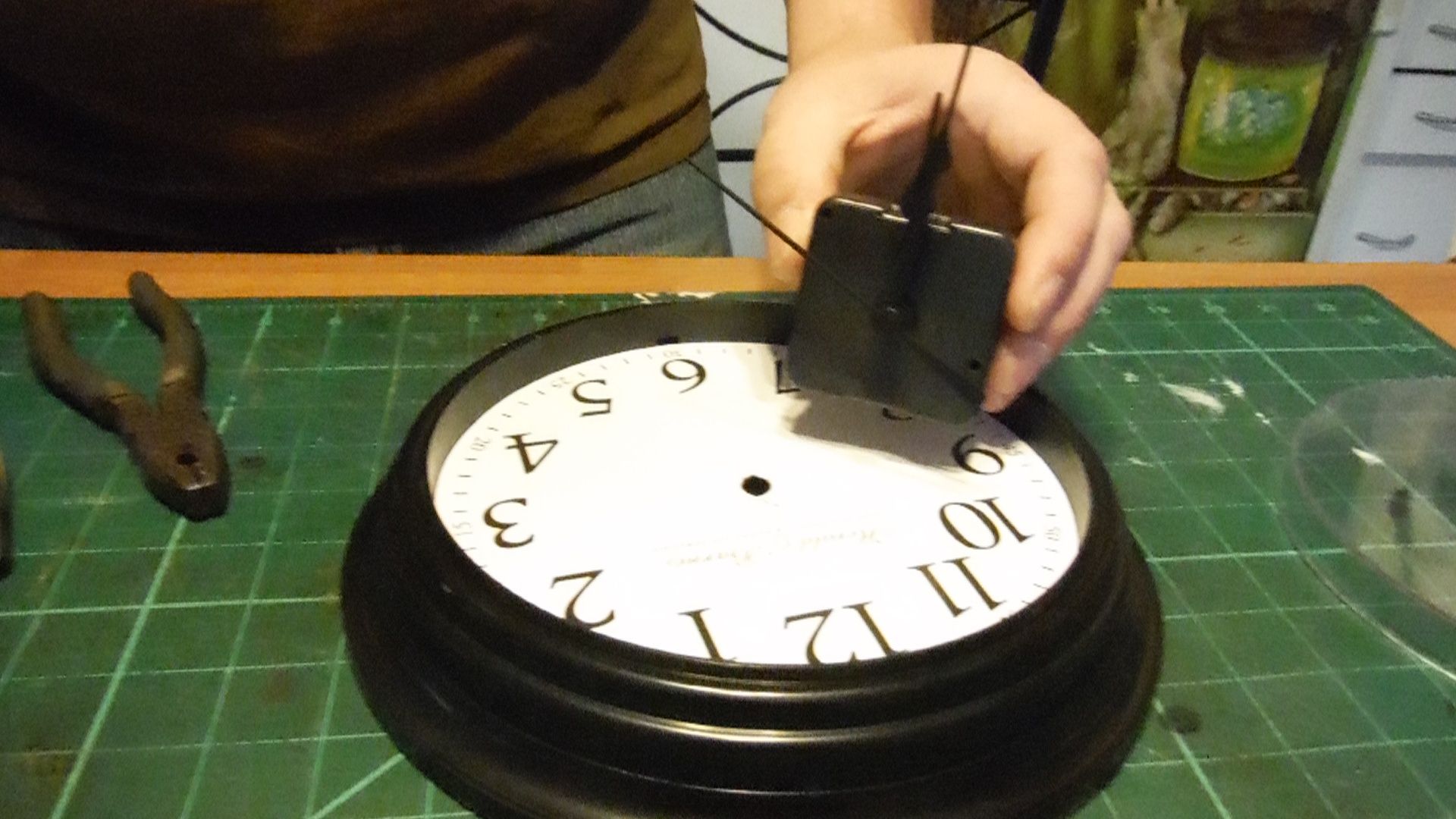 Making Time Run Backwards, the Reverse Clock 8 Steps (with Pictures