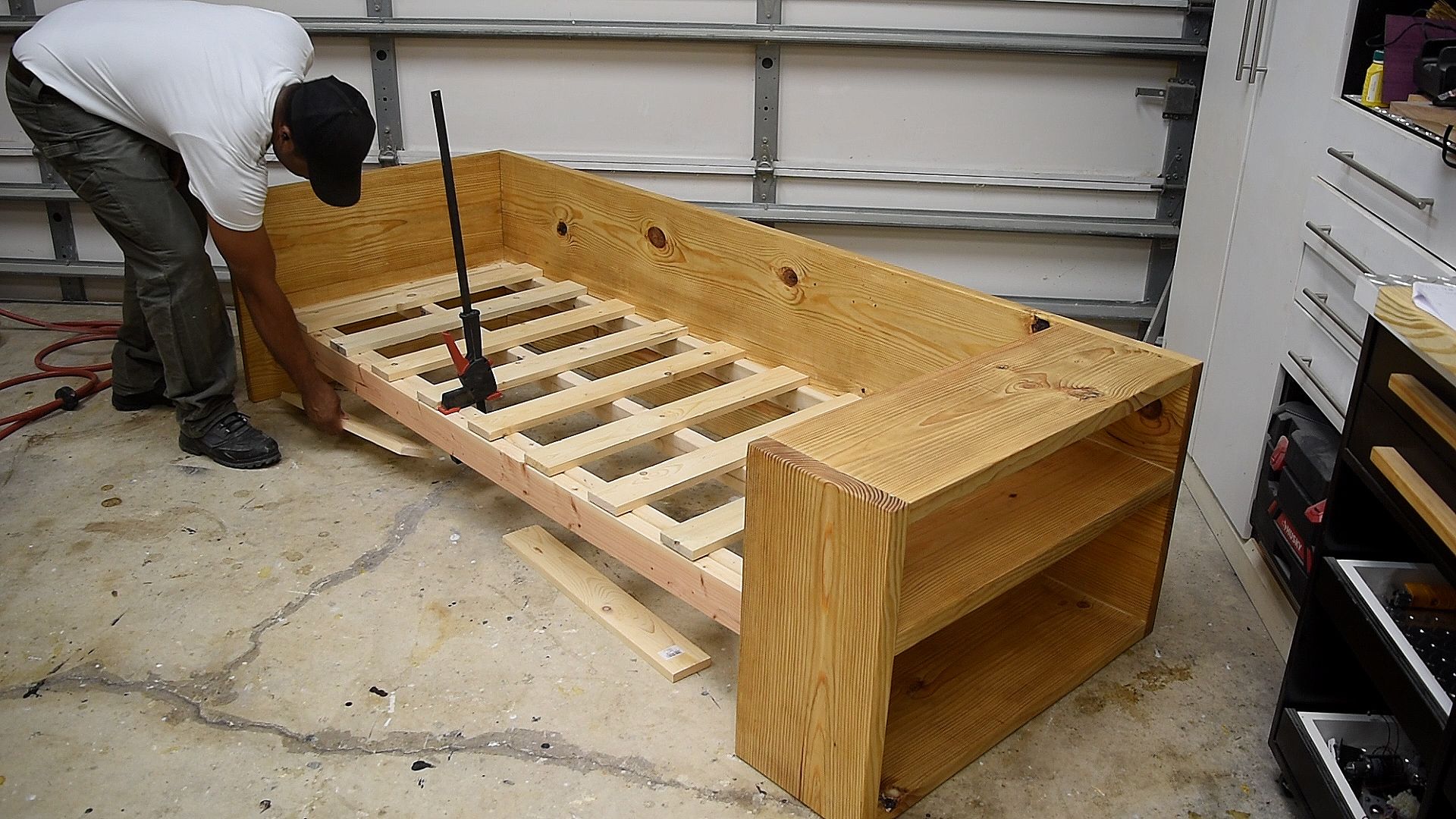 How to Make a SOFA That Turns Into a BED 10 Steps (with Pictures