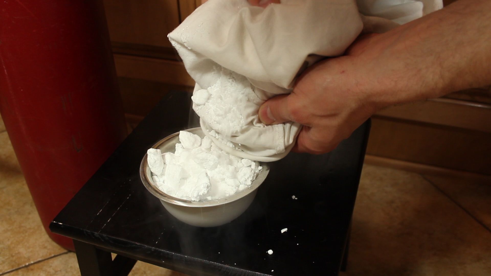 How to Make Dry Ice With a Fire Extinguisher! 5 Steps (with