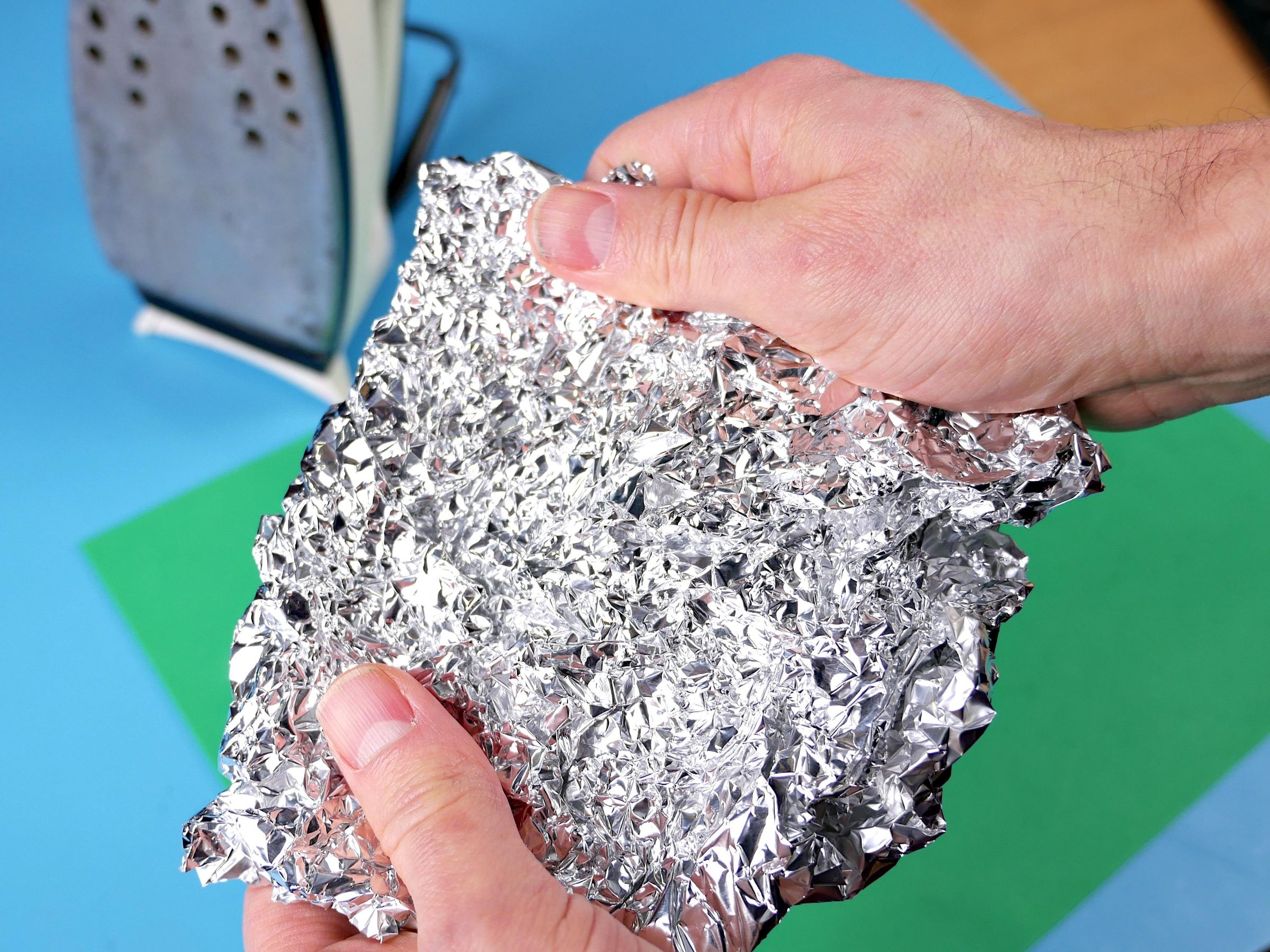 Make Fake Leather From Tinfoil and Foam! 8 Steps (with Pictures