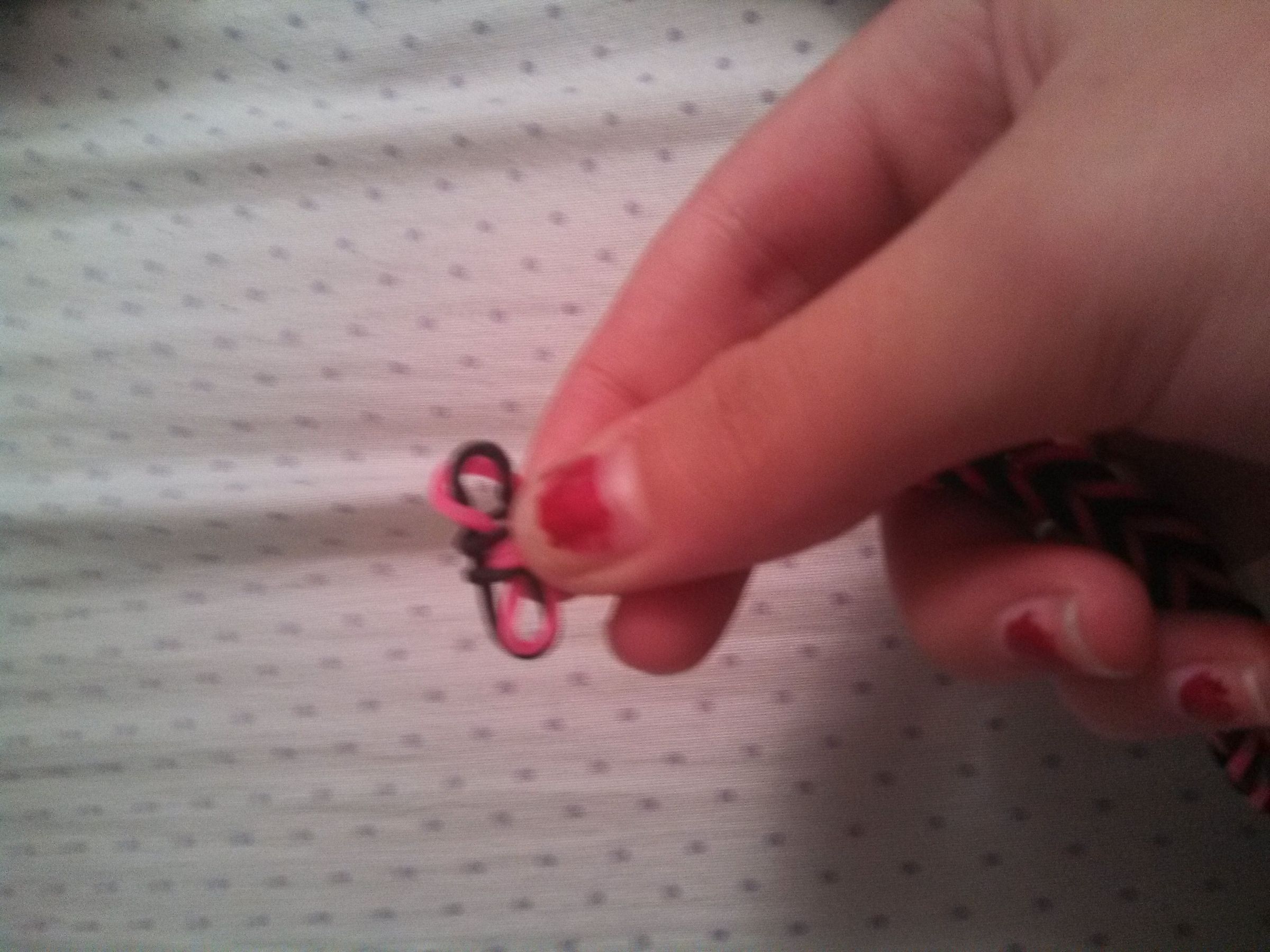 How to Make a Rubber Band Bracelet... With No Loom! 4 Steps