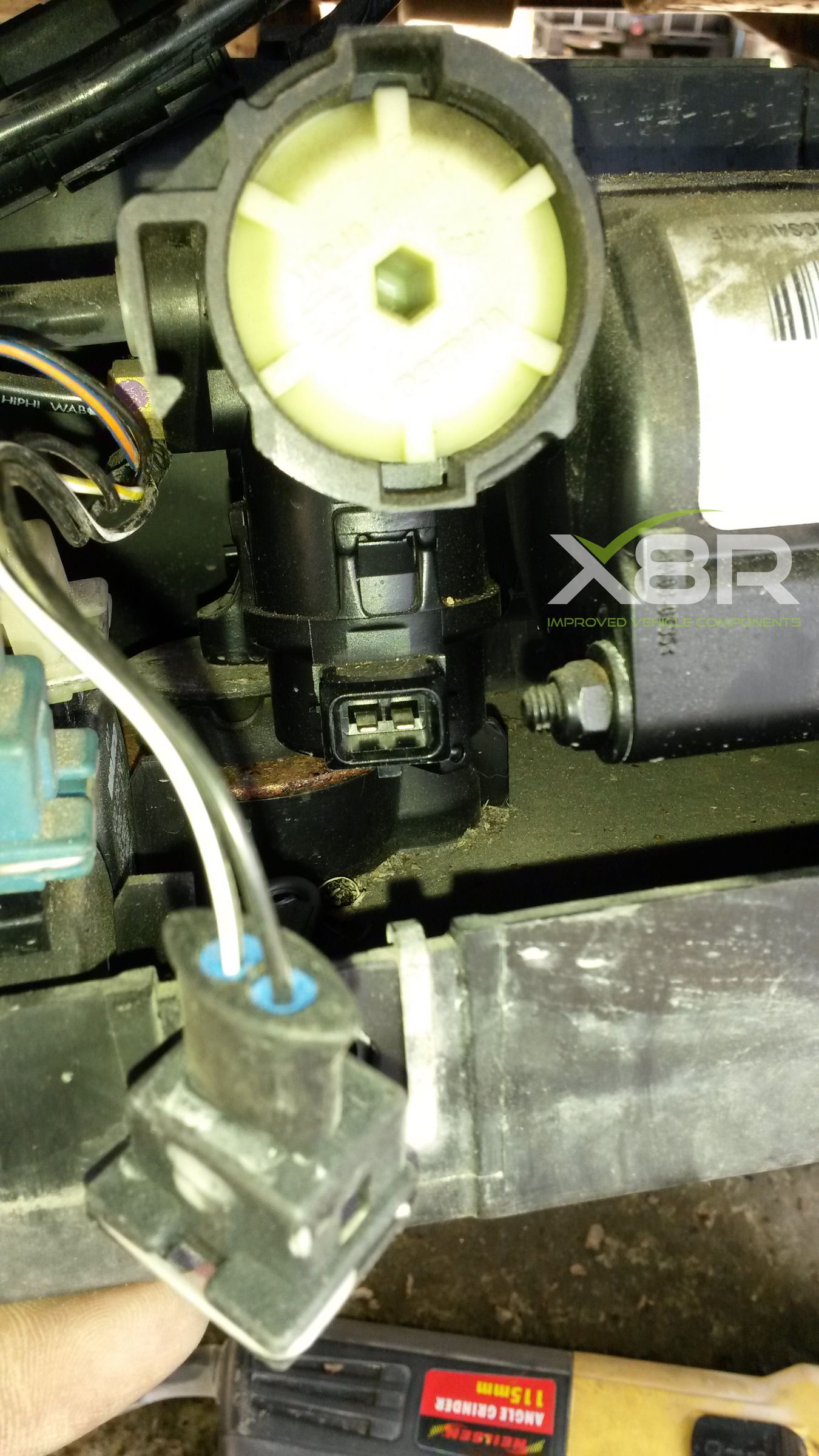 Land Rover Discovery 2 Air Suspension Wabco Compressor Removal. 5
