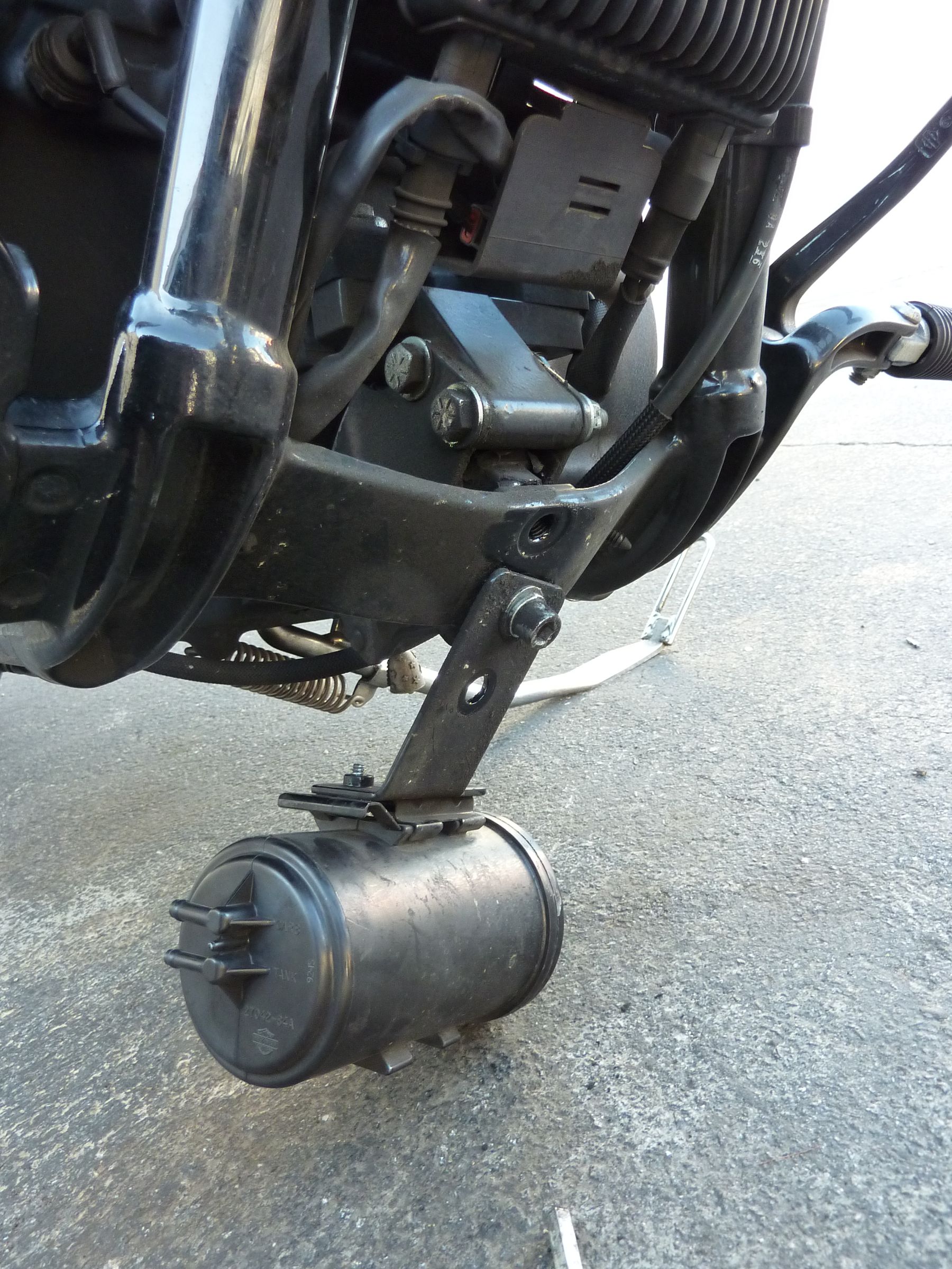 Removing the Fuel Vapor Canister From Your California Harley 5 Steps