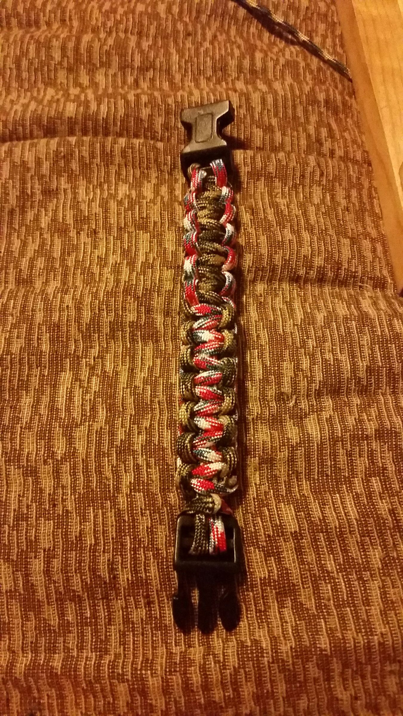 Step-by-step guide for half & half paracord bracelet DIY Project DIY project