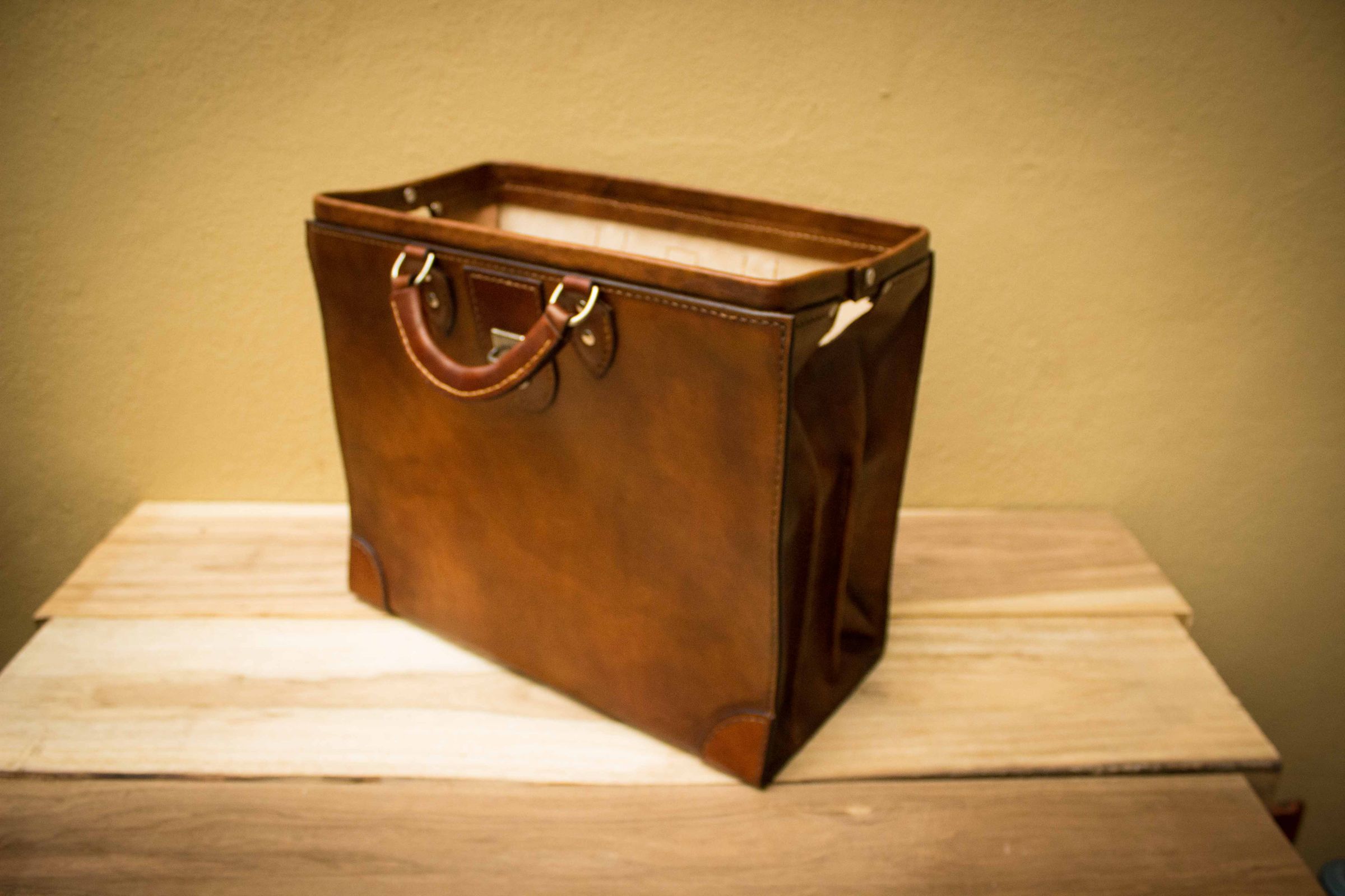 Leather MD Briefcase (Doctor's Bag) 13 Steps (with Pictures