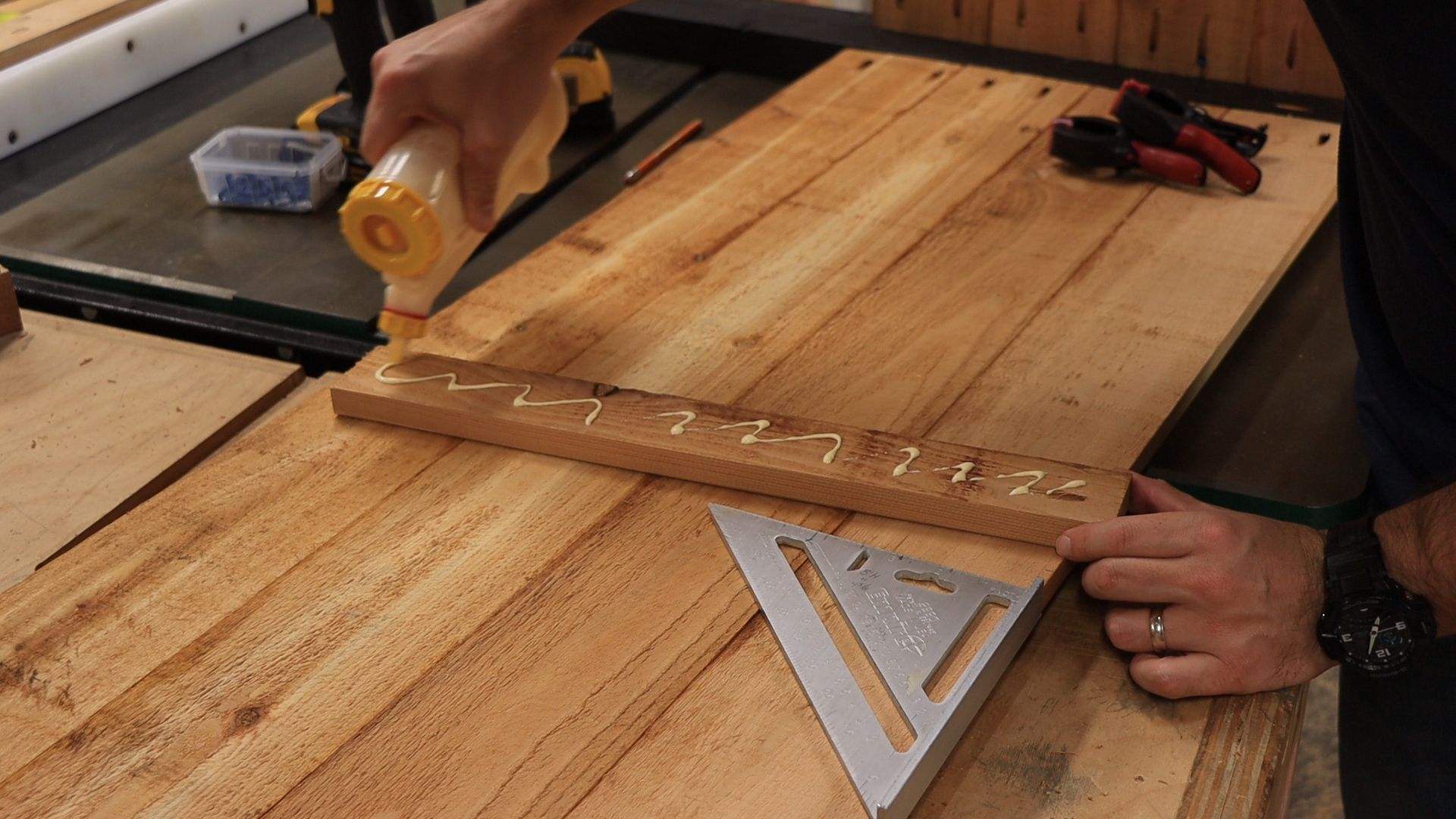 Bring die Schlagstöcke an!