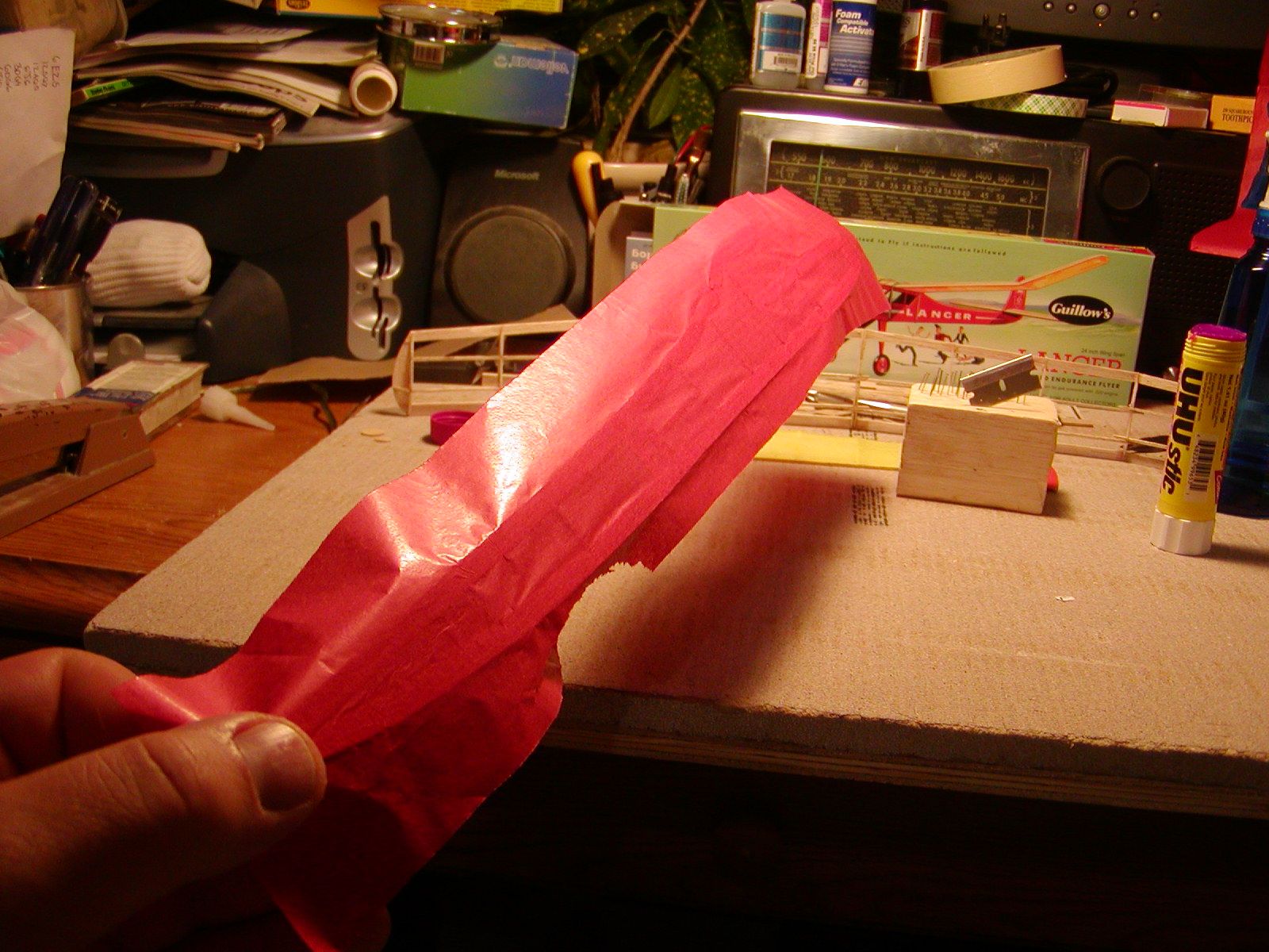 Covering a Model Airplane in Tissue 6 Steps (with Pictures
