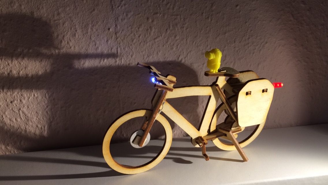 Het Idee: De Houten Fiets Met Minion En Verlichting - Instructables