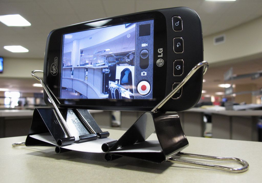 DIY guide for Binder clip cellphone stand with step-by-step instructions