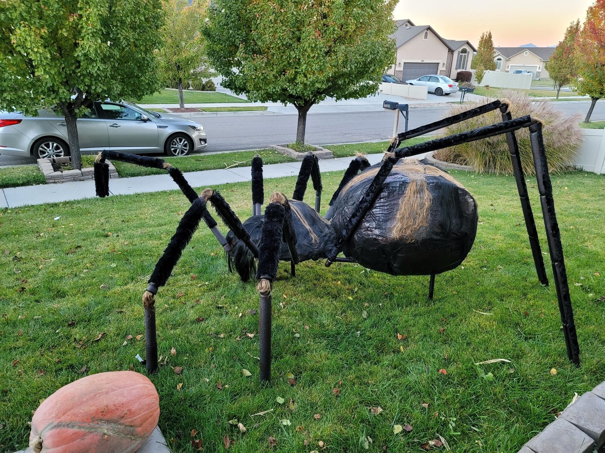 RIESIGE realistische Halloween-Spinnendekoration - Anleitung.me