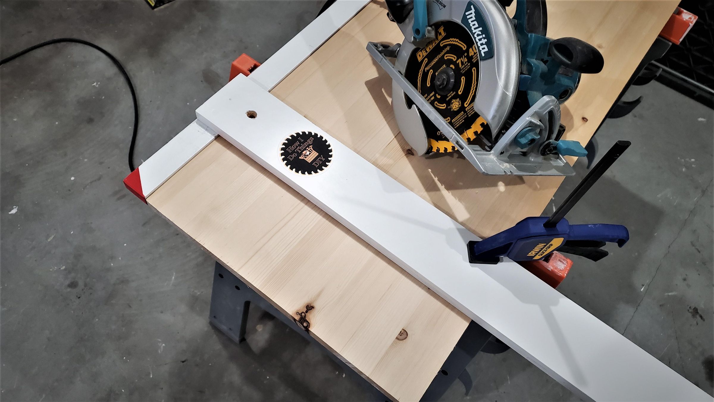 Quick Cheap Circular Saw Guide Rail Cheap Track Saw DIY! 4 Steps
