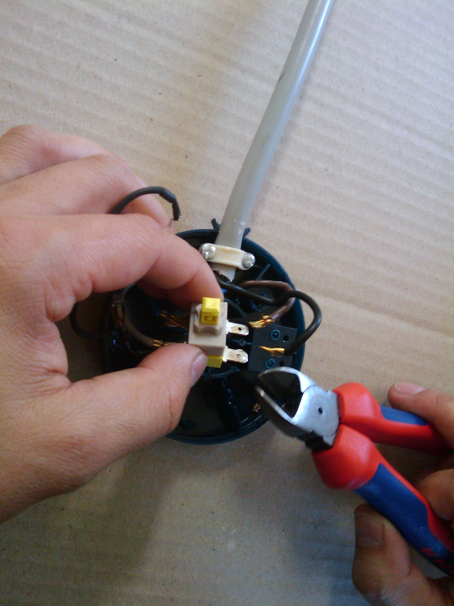 Smart Master/Slave Power Strip for Your PC [mod] (self Shutdown But