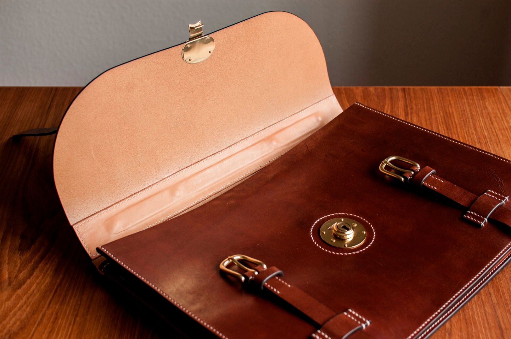 Classic Leather Briefcase With Accordion Gusset 22 Steps (with