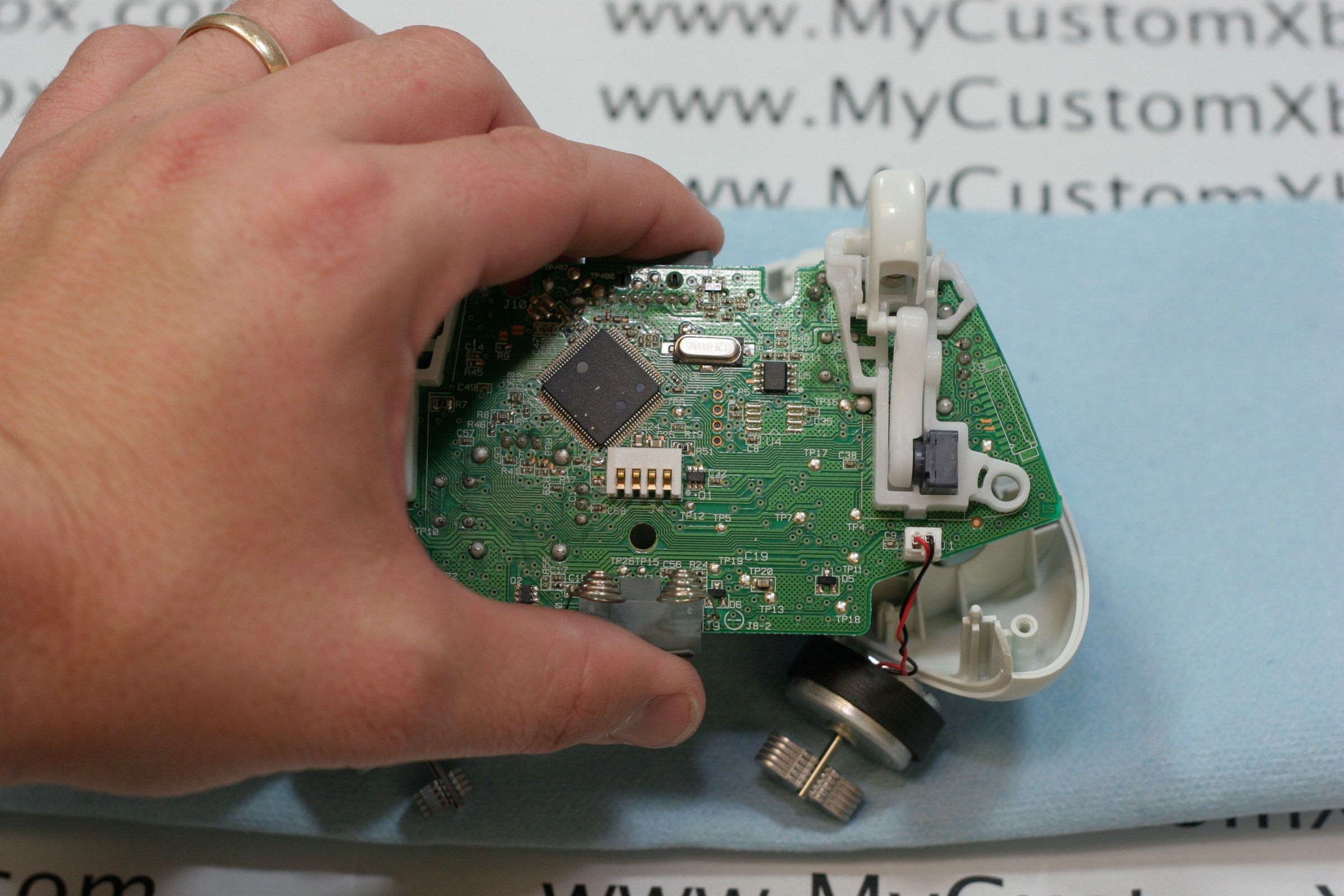 How to Disassemble an Xbox 360 Wireless Controller 18 Steps