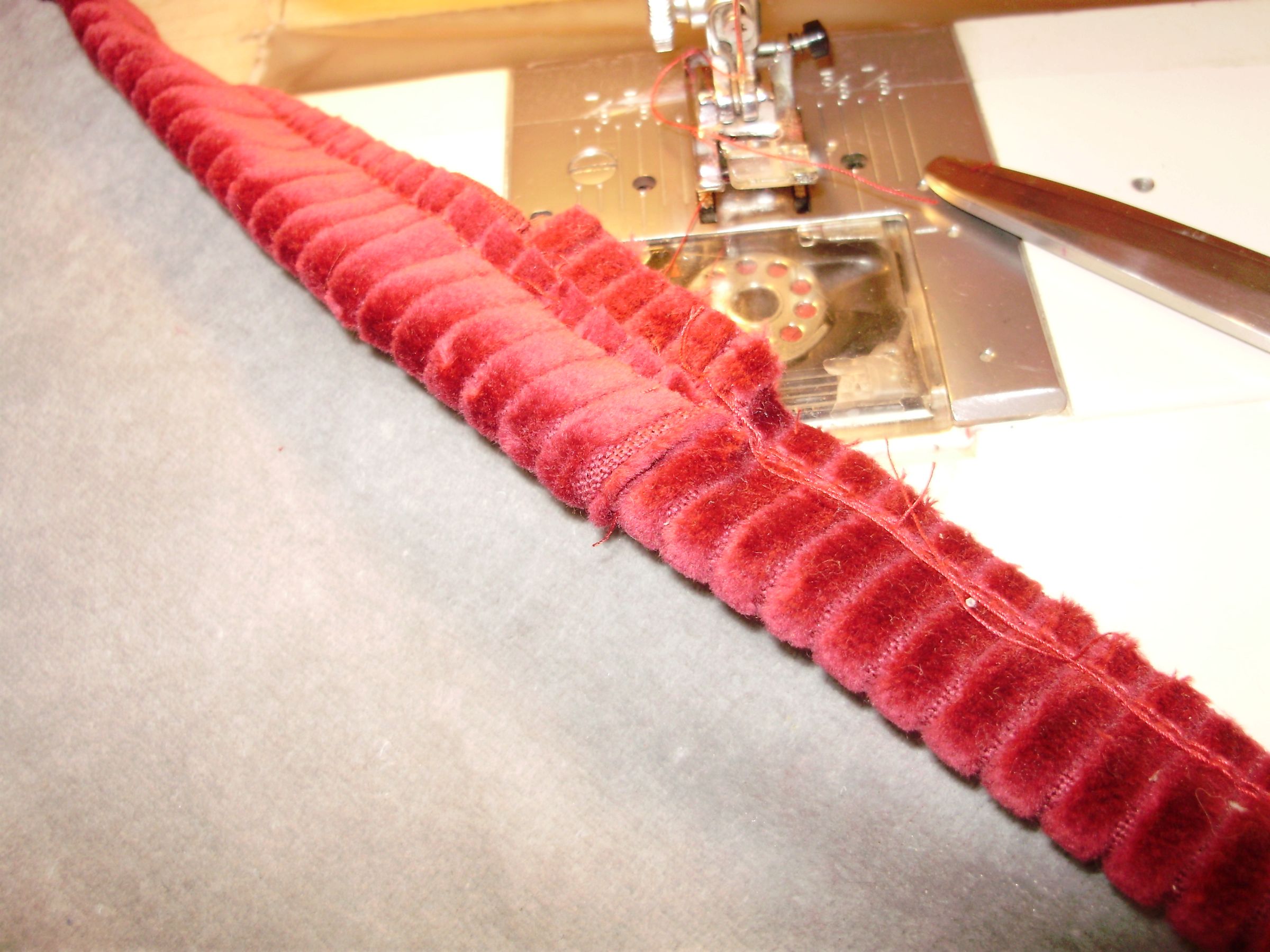 How to Make a Pillow With Corded Trim 5 Steps (with Pictures