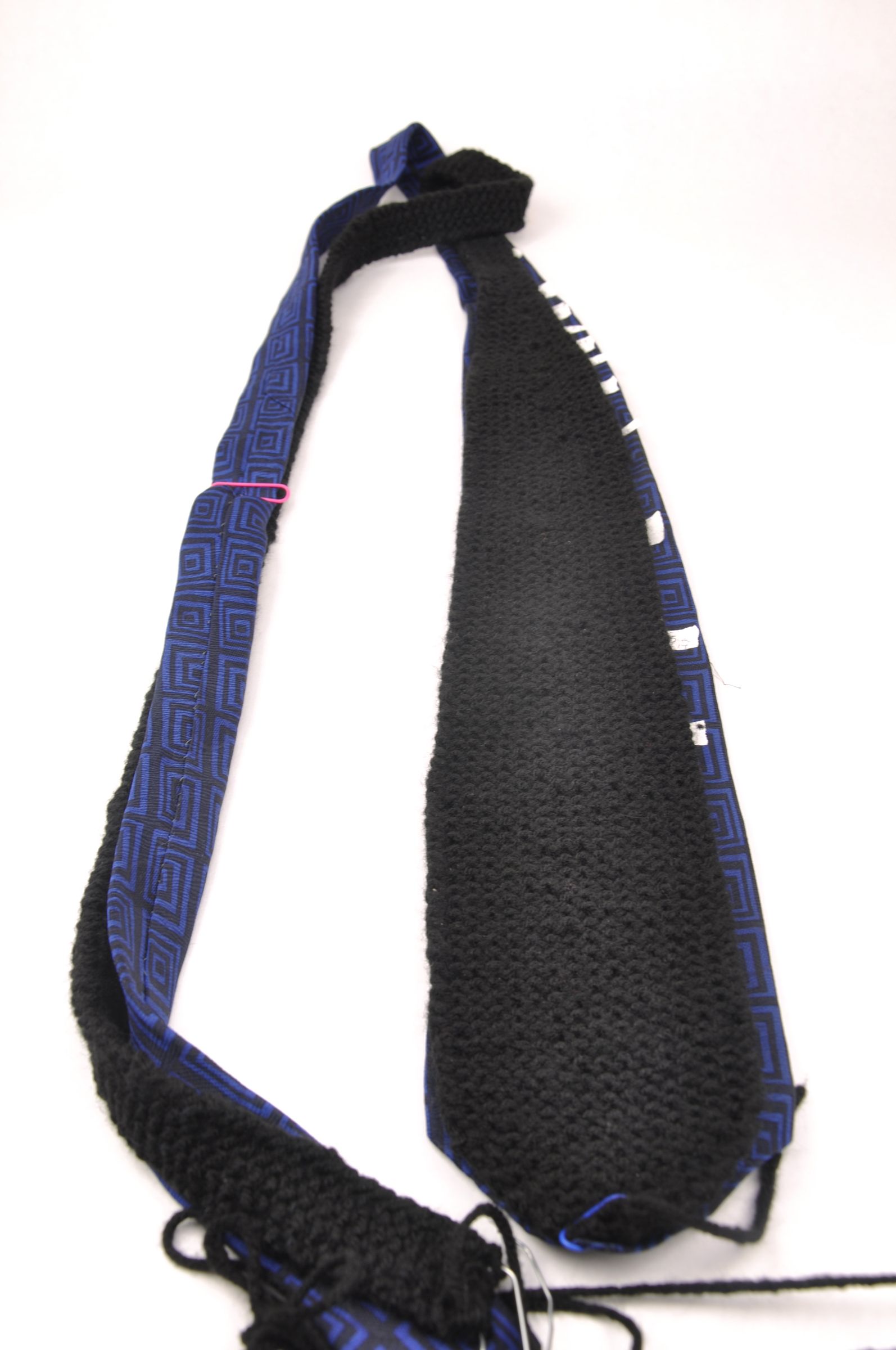 how to wear a knit tie