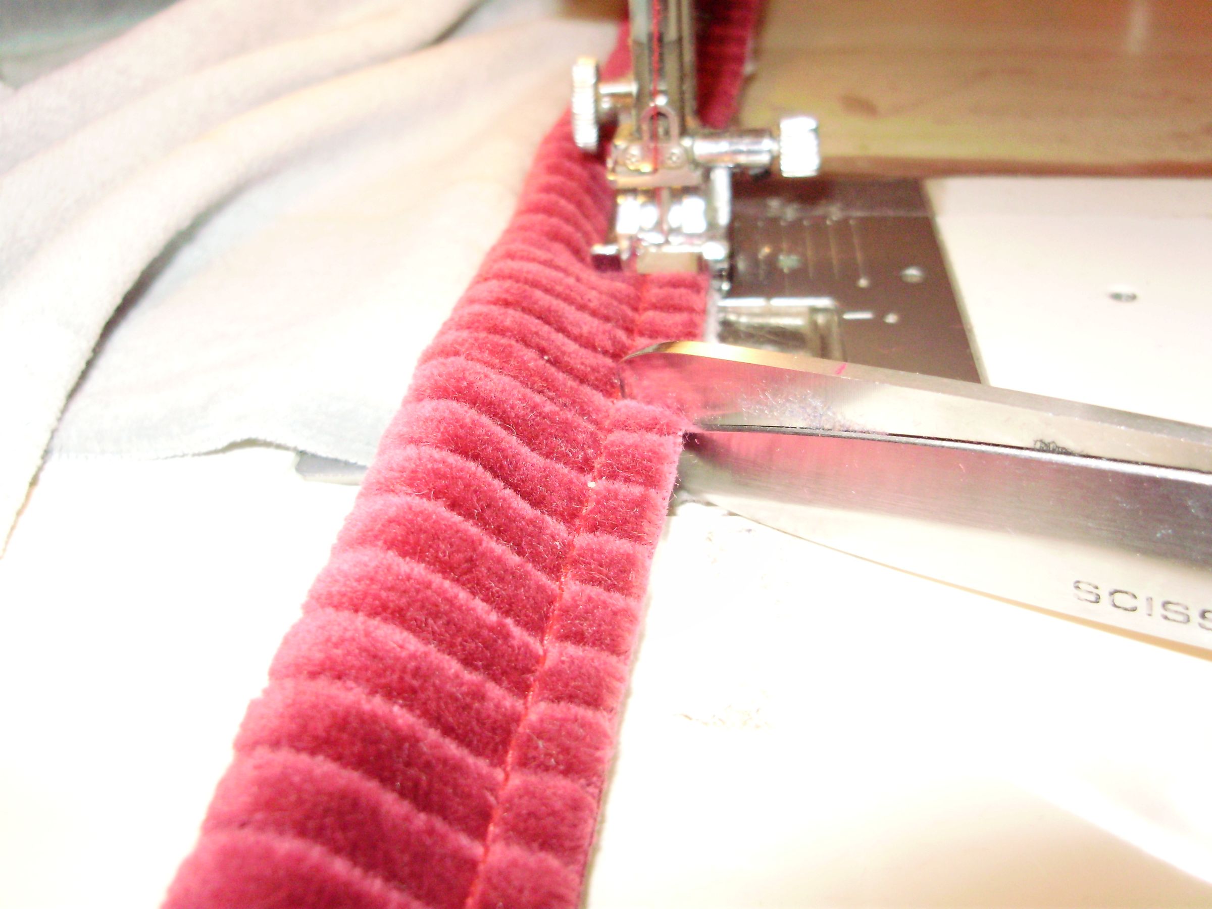 How to Make a Pillow With Corded Trim 5 Steps (with Pictures