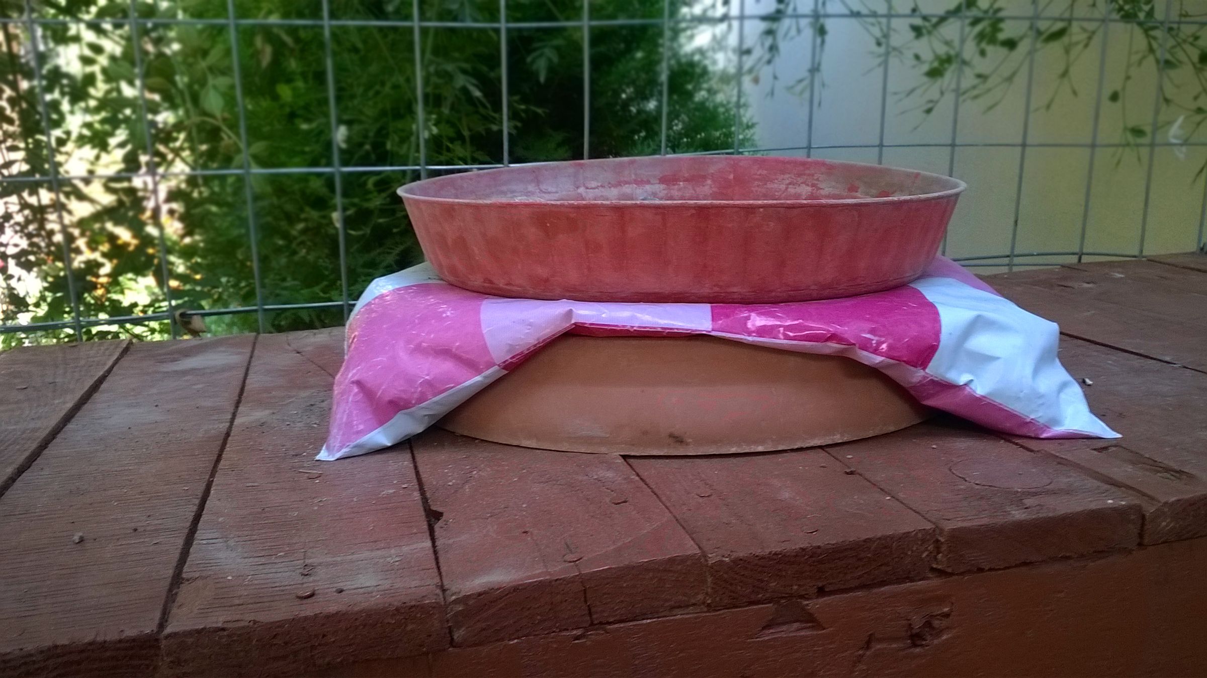 Concrete Planter and Concrete 'pillow' Plate 7 Steps (with Pictures