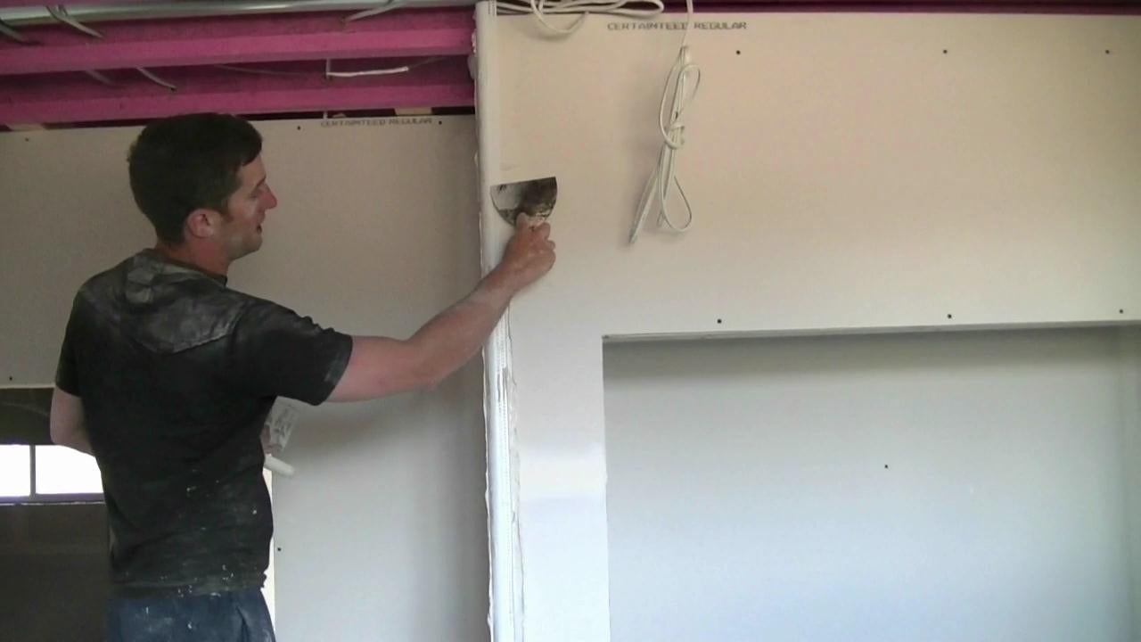 Applying / Installing Round Bullnose Drywall Plastic Corner Bead by