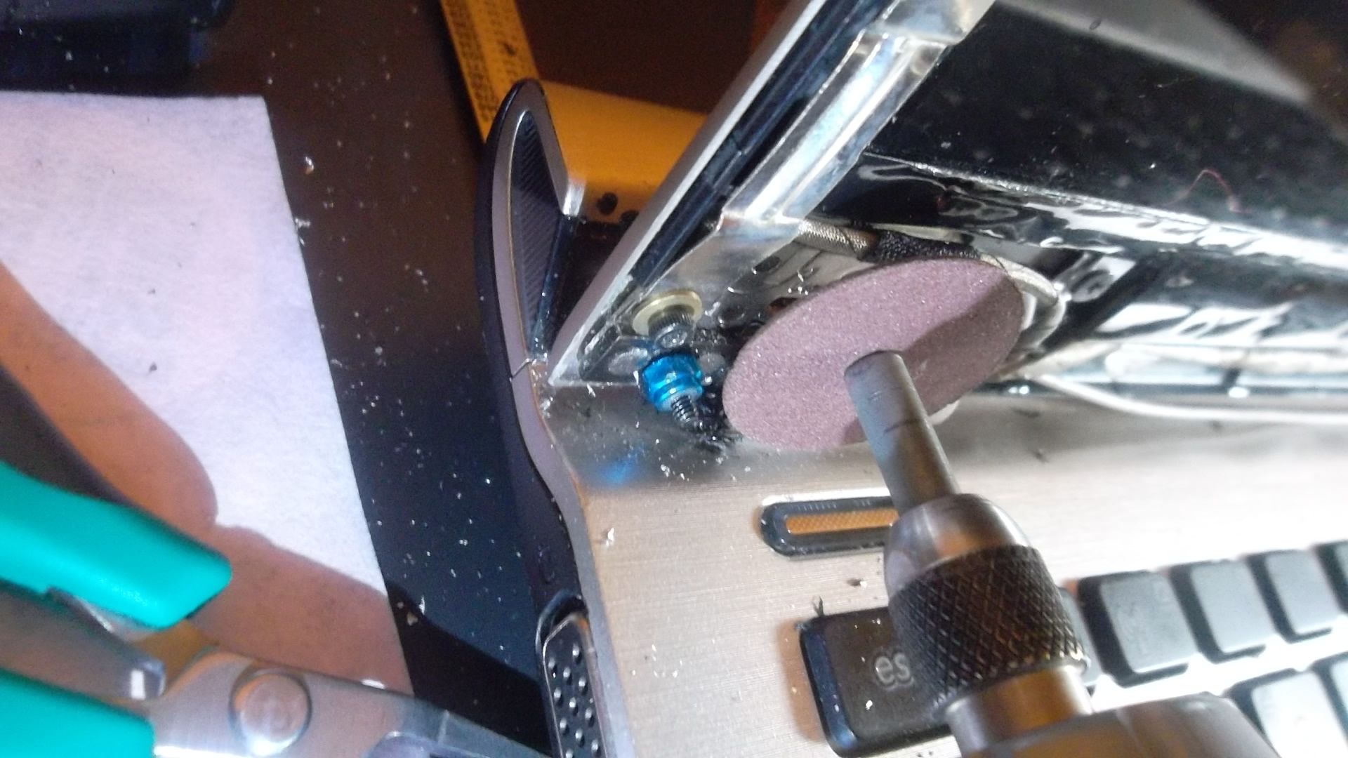 Repair Broken Hinges/case of Asus U46EBAL5 Laptop 8 Steps