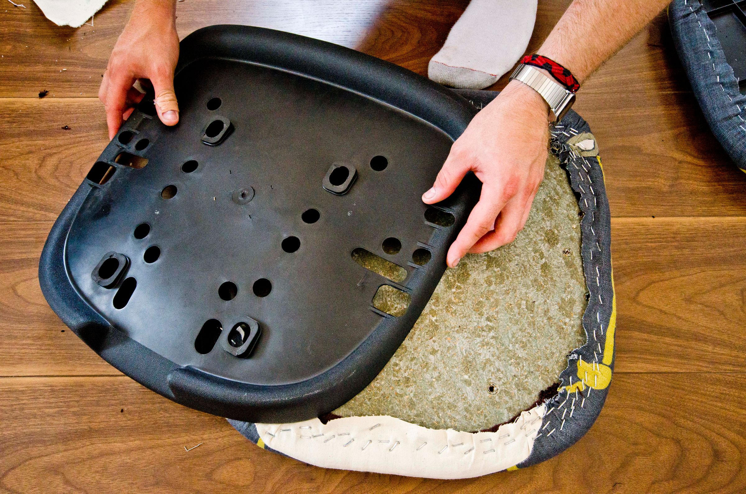 Give Those Old Desk Chairs New Life! 7 Steps (with Pictures