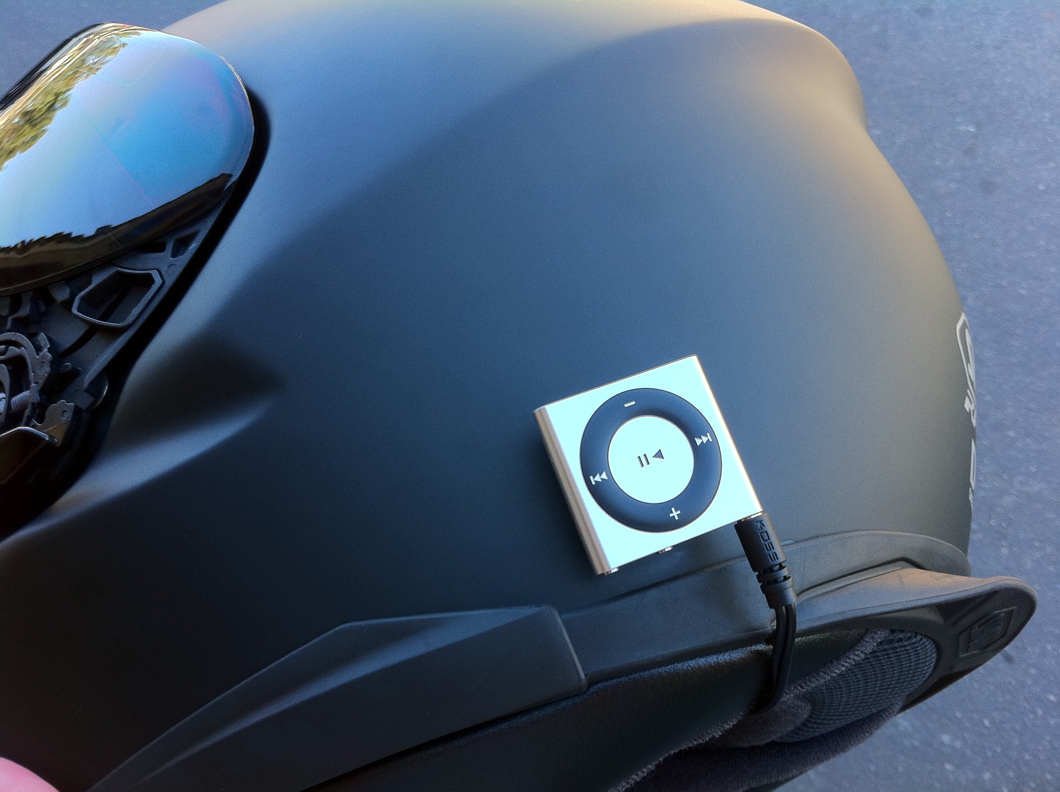 Complete Helmet Stereo (Headphones and MP3 Player) 4 Steps (with