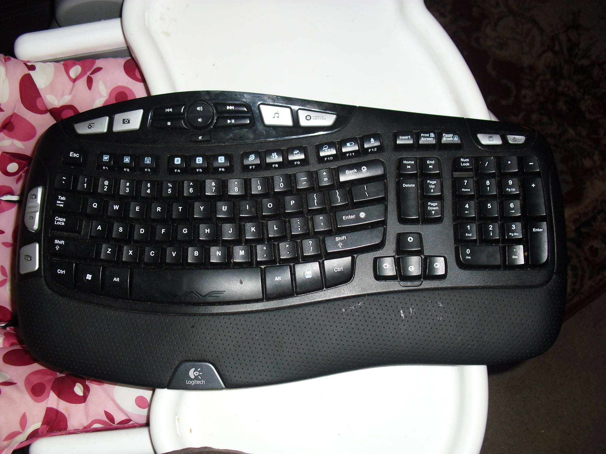 Cleaning a Sticky Logitec WAVE Wireless Keyboard. 6 Steps Instructables