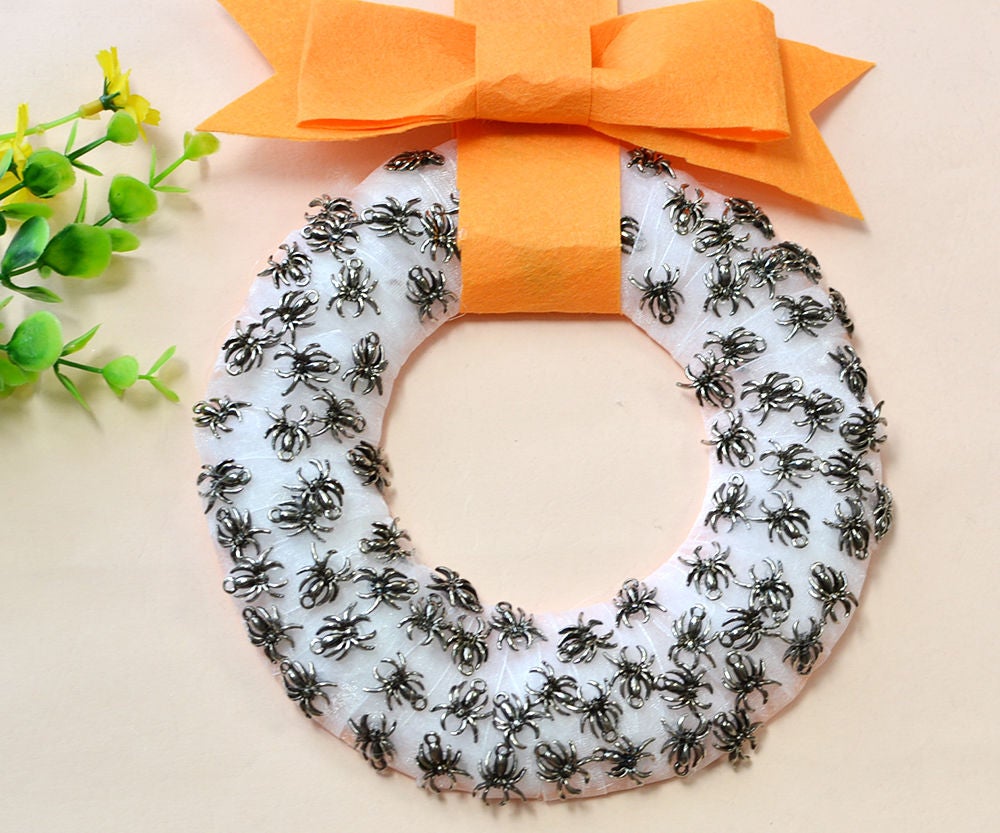 Halloween Craft Tutorial on How to Make a Spider Wreath 4 Steps Halloween Craft Tutorial on How to Make a Spider Wreath 4 Steps