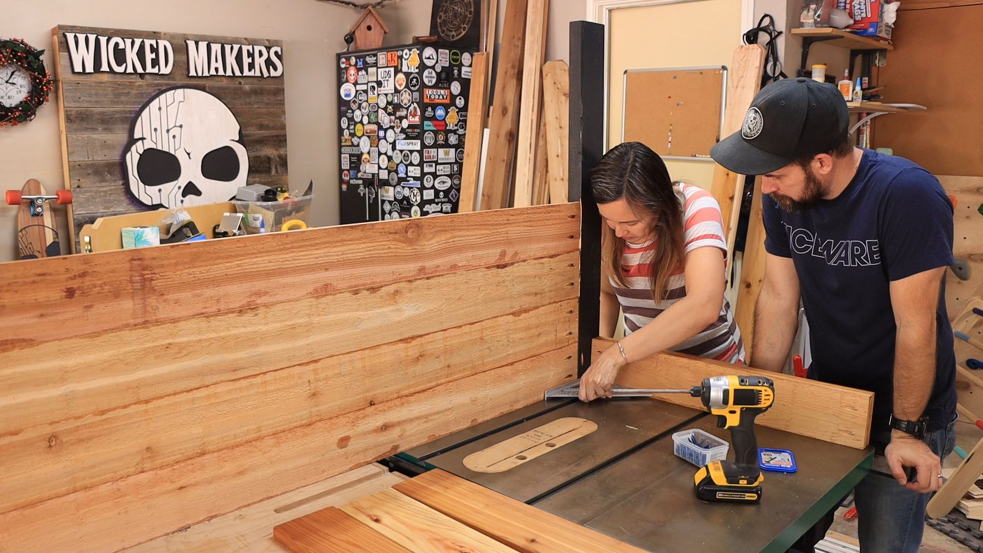 Befestigen Sie die Seitengurte!